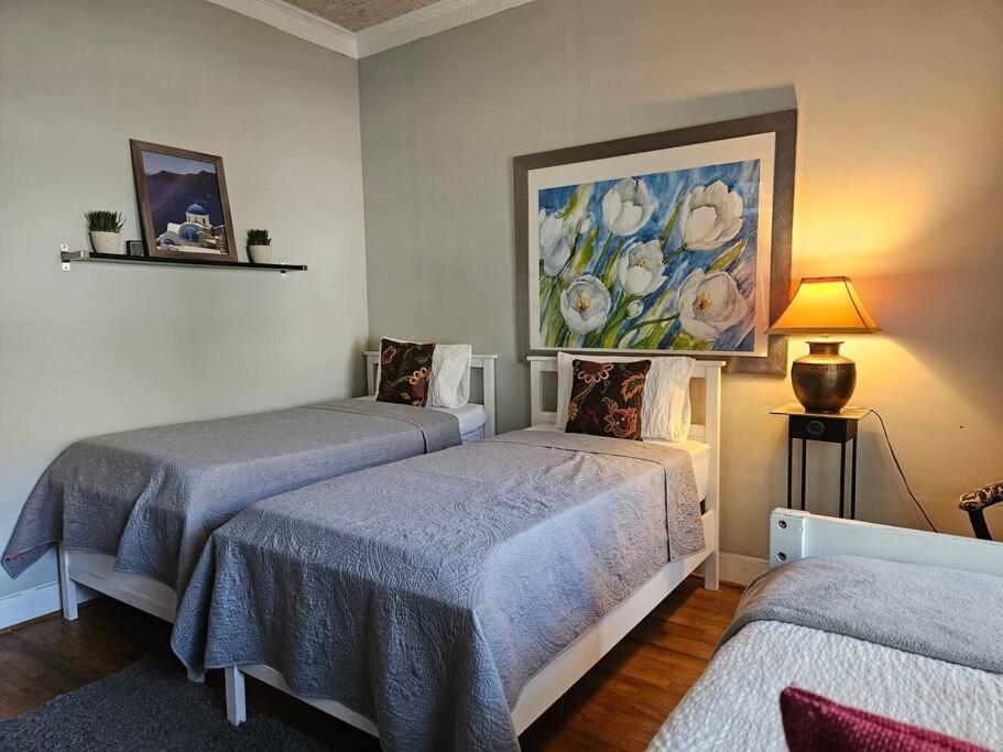 Sleeps16, Spacious, Comfortable Close To Downtown, Beltline, And Walk To Restaurants