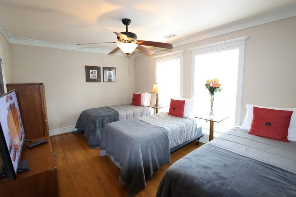 Holiday home Sleeps16, Spacious, Comfortable Close To Downtown, Beltline, And Walk To Restaurants *