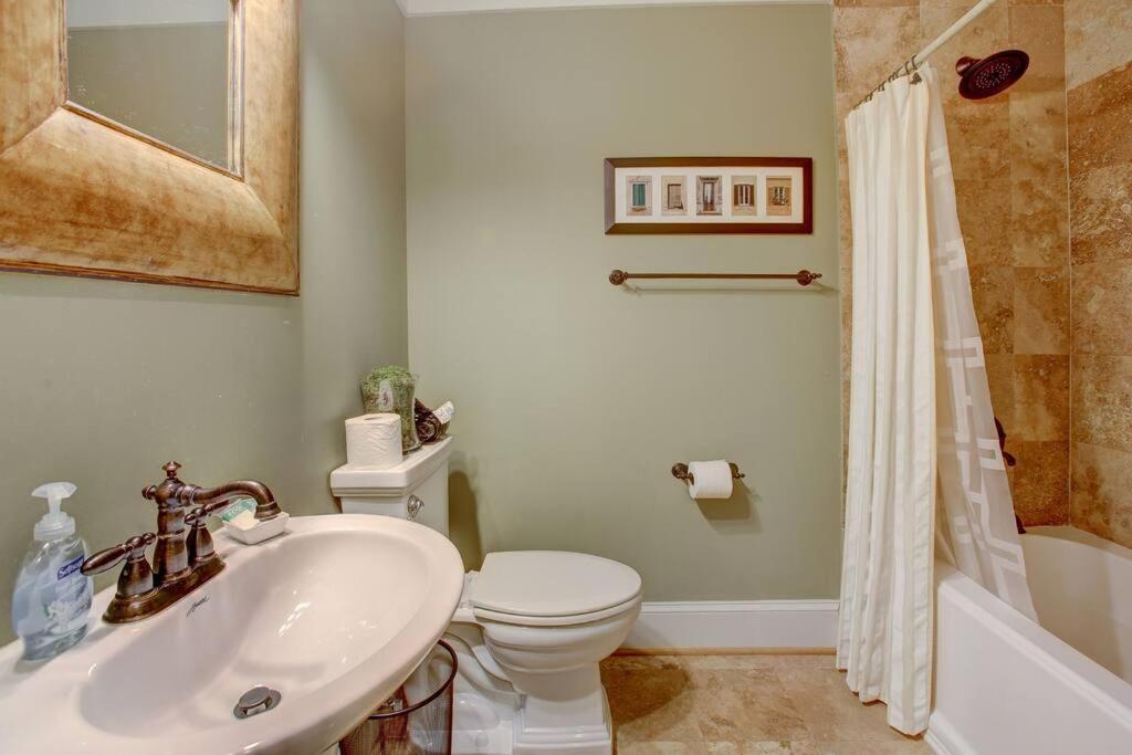 Holiday home Sleeps16, Spacious, Comfortable Close To Downtown, Beltline, And Walk To Restaurants