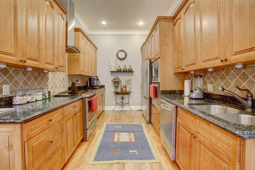 Holiday home Sleeps16, Spacious, Comfortable Close To Downtown, Beltline, And Walk To Restaurants *