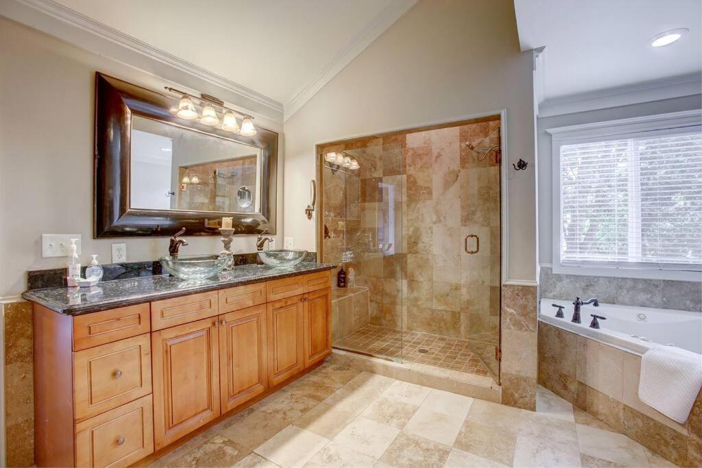 Holiday home Sleeps16, Spacious, Comfortable Close To Downtown, Beltline, And Walk To Restaurants *