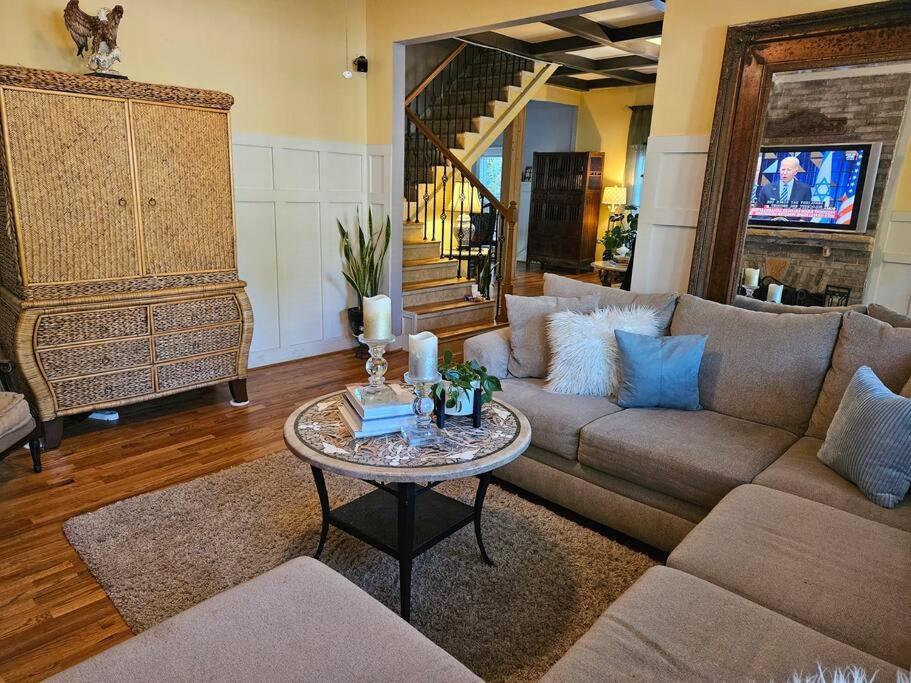 Holiday home Sleeps16, Spacious, Comfortable Close To Downtown, Beltline, And Walk To Restaurants *