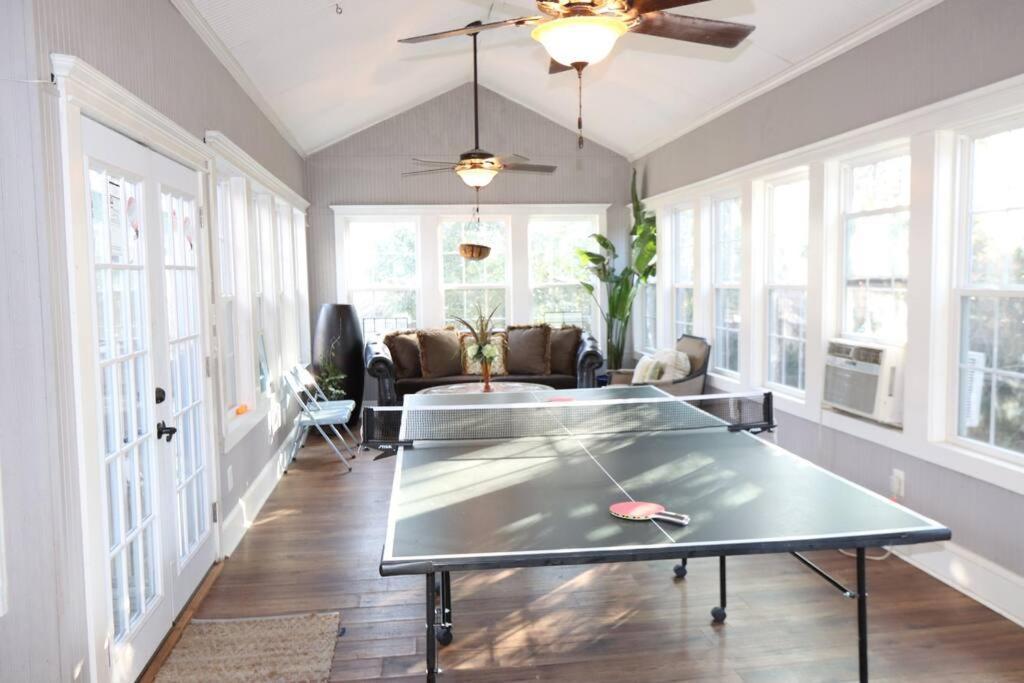 Holiday home Sleeps16, Spacious, Comfortable Close To Downtown, Beltline, And Walk To Restaurants *