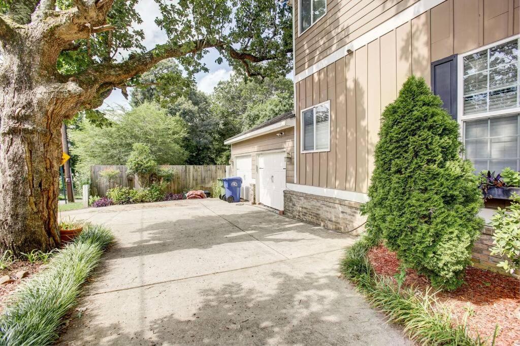 Holiday home Sleeps16, Spacious, Comfortable Close To Downtown, Beltline, And Walk To Restaurants *