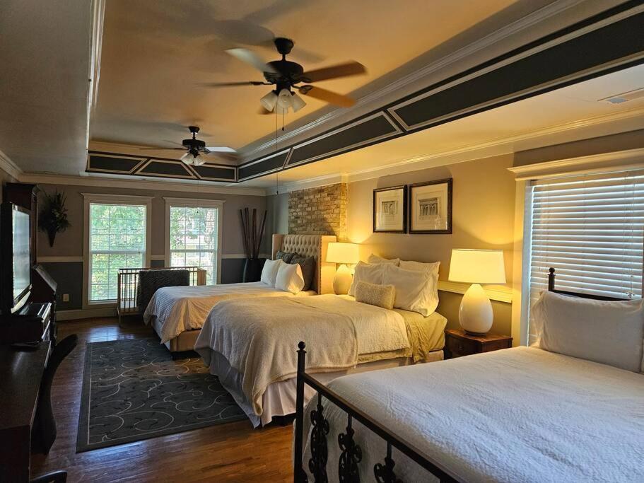 Holiday home Sleeps16, Spacious, Comfortable Close To Downtown, Beltline, And Walk To Restaurants *