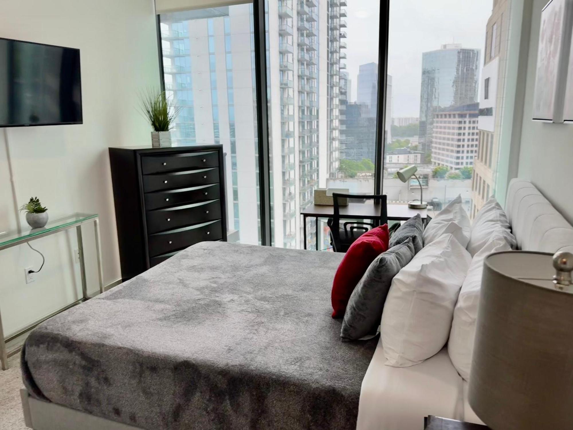 Ruby Retreat - Highrise! Balcony, Year-round Pool,city View Apartment *