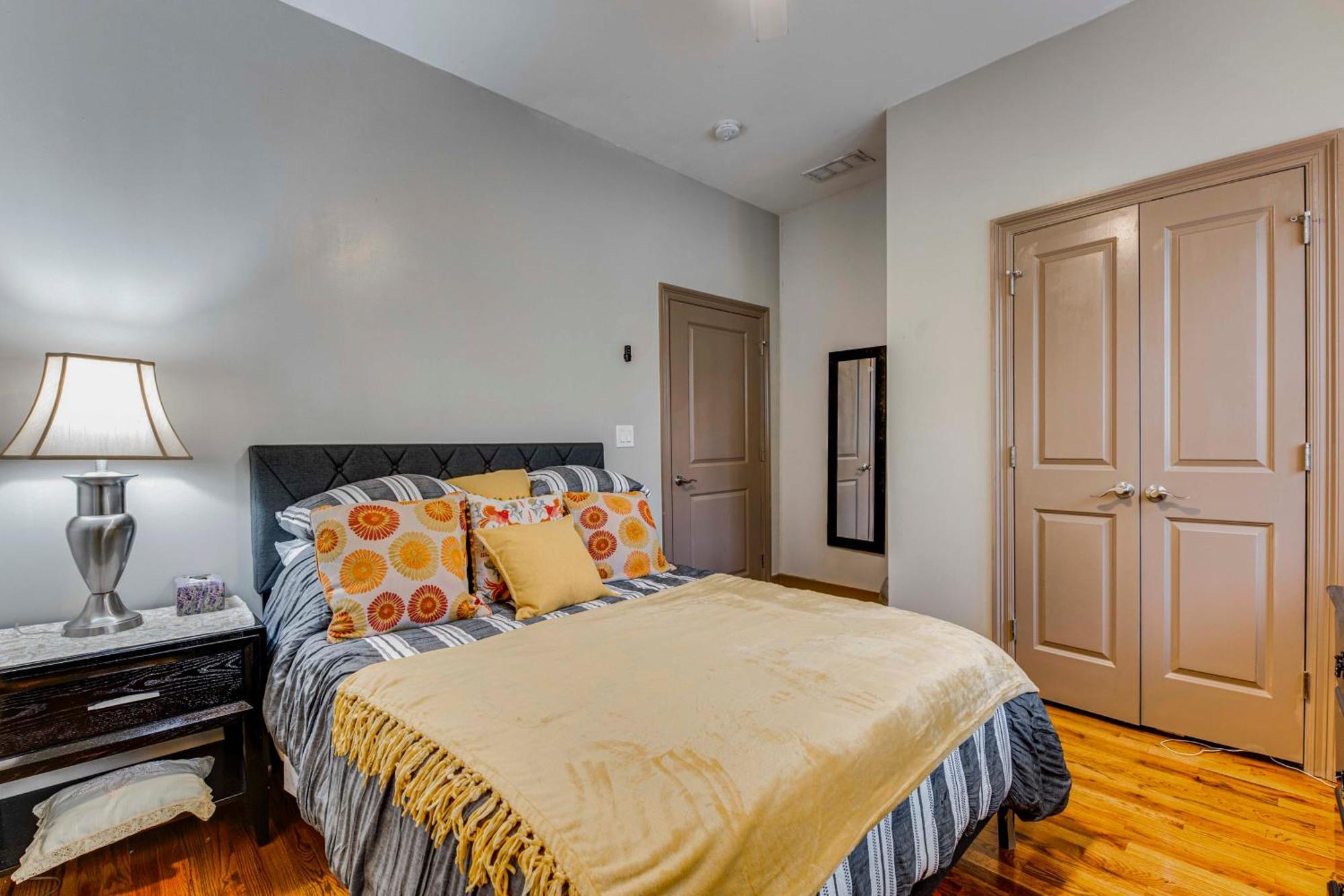 Holiday home Chic Close To Downtown And Stadiums *