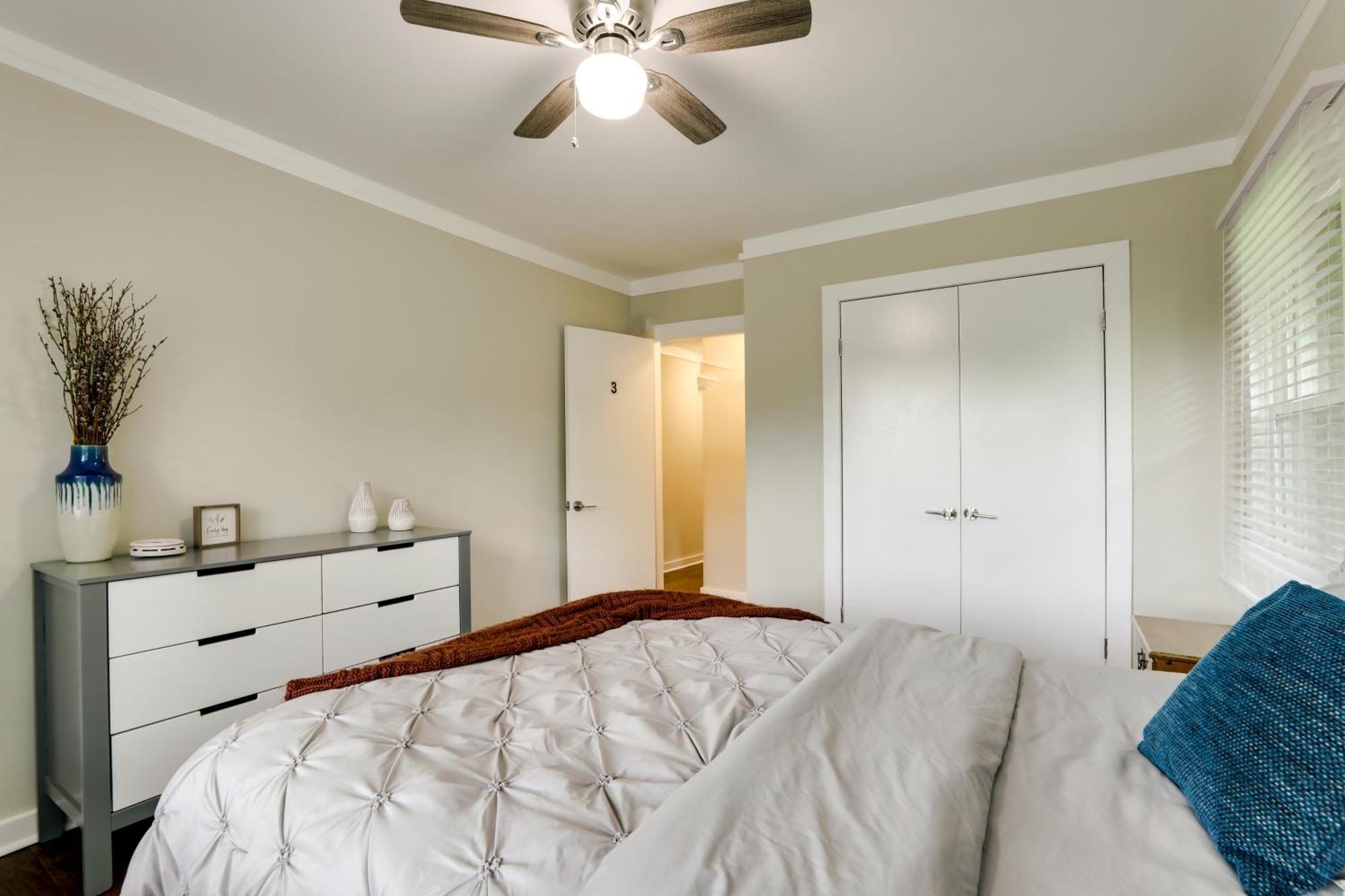 Spacious With Yard About 9 Mi To Downtown Holiday home