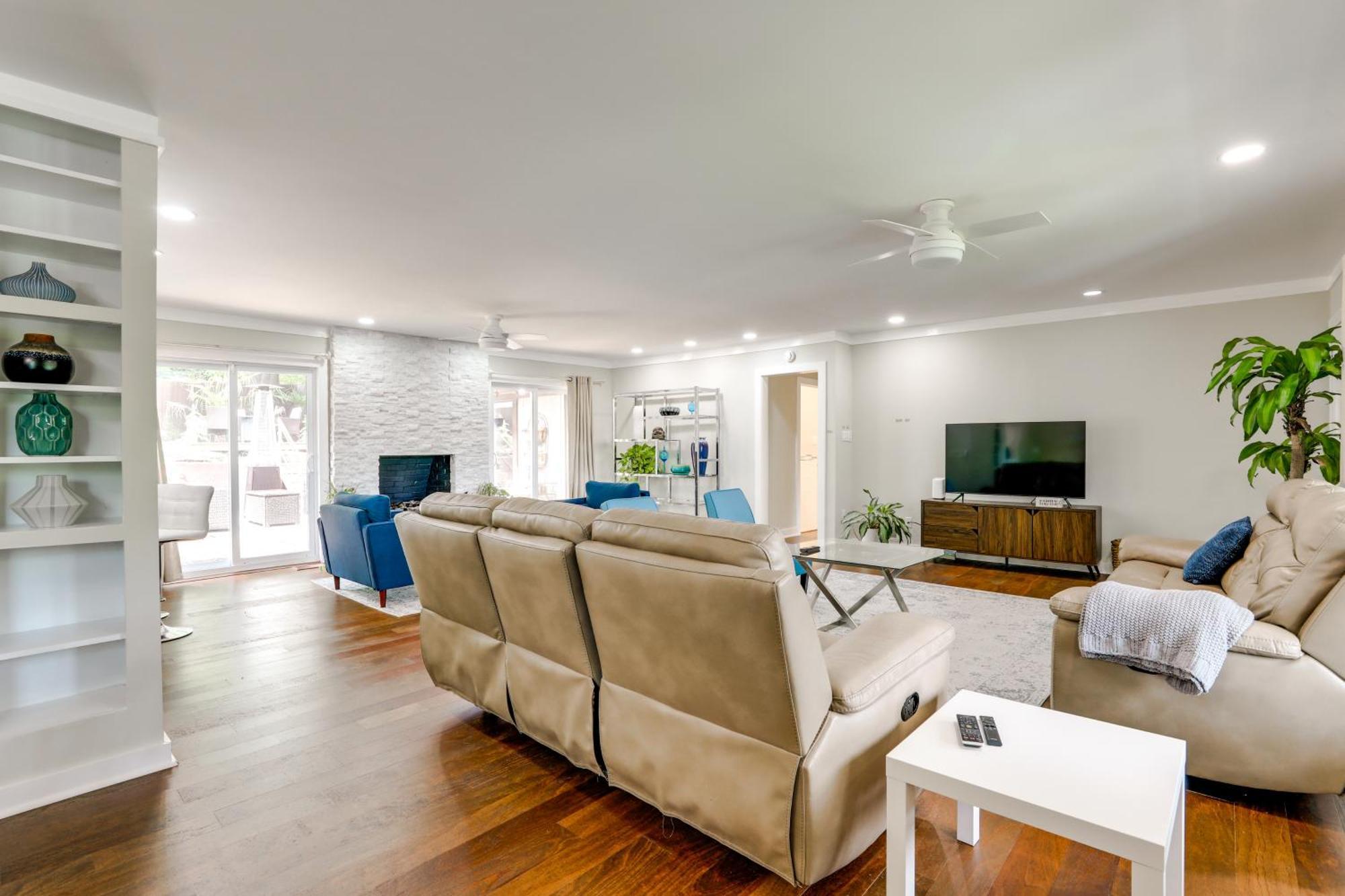 Spacious With Yard About 9 Mi To Downtown Holiday home