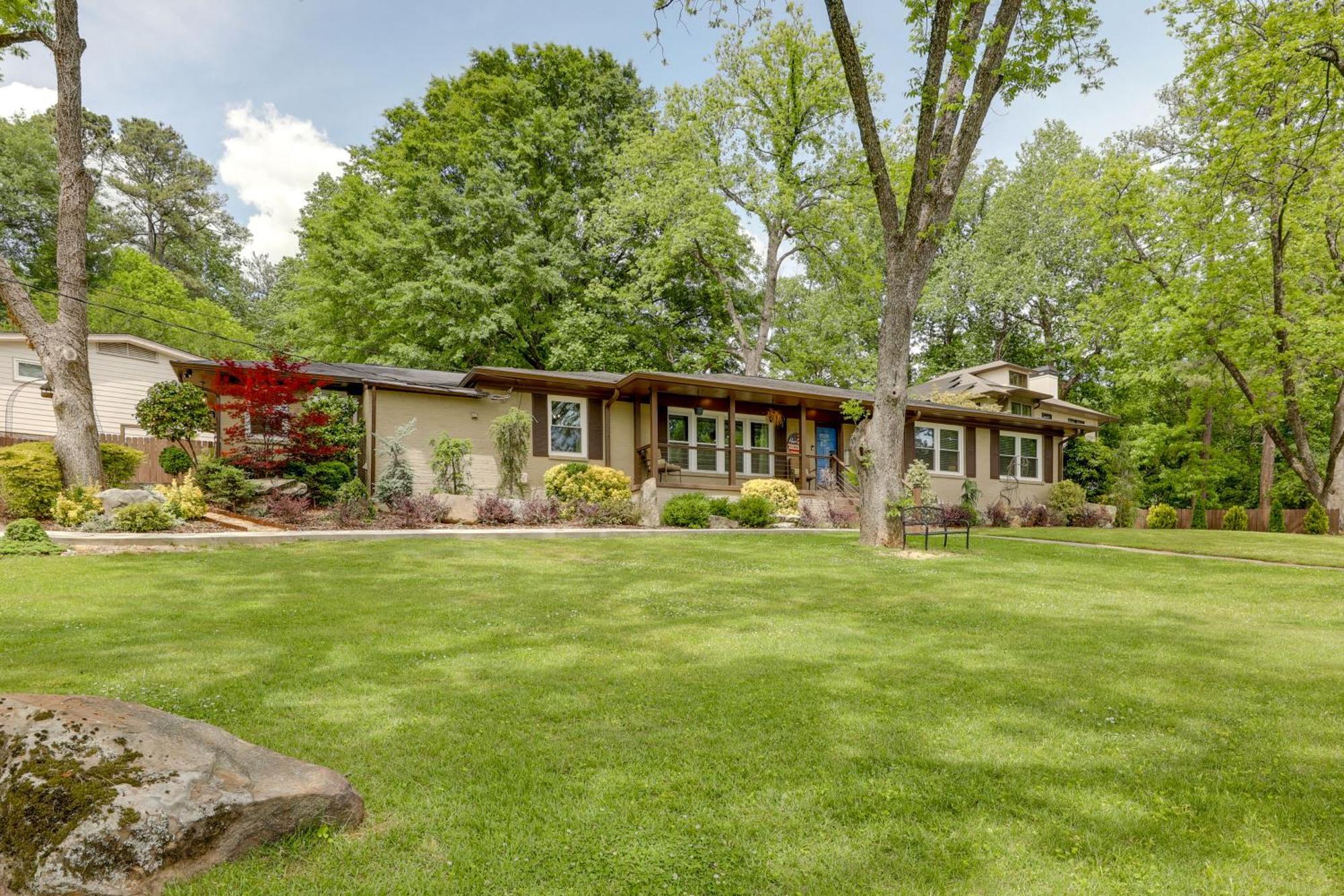 Spacious With Yard About 9 Mi To Downtown Atlanta