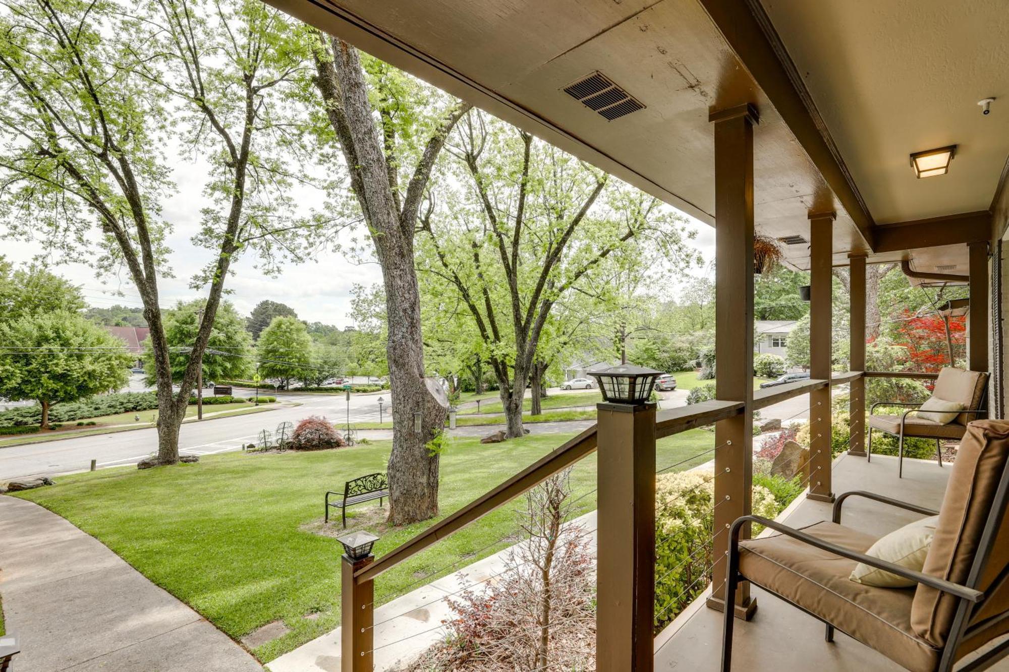Spacious With Yard About 9 Mi To Downtown Holiday home