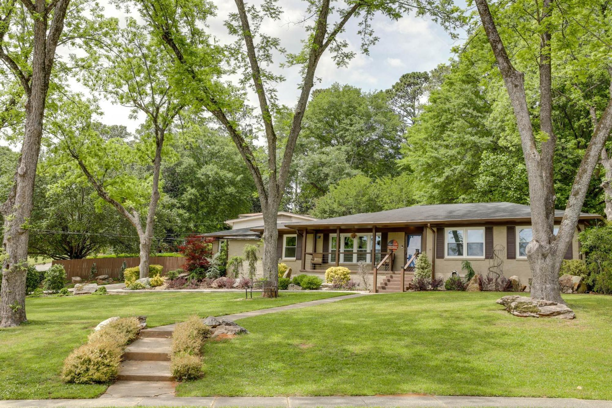Holiday home Spacious With Yard About 9 Mi To Downtown Atlanta