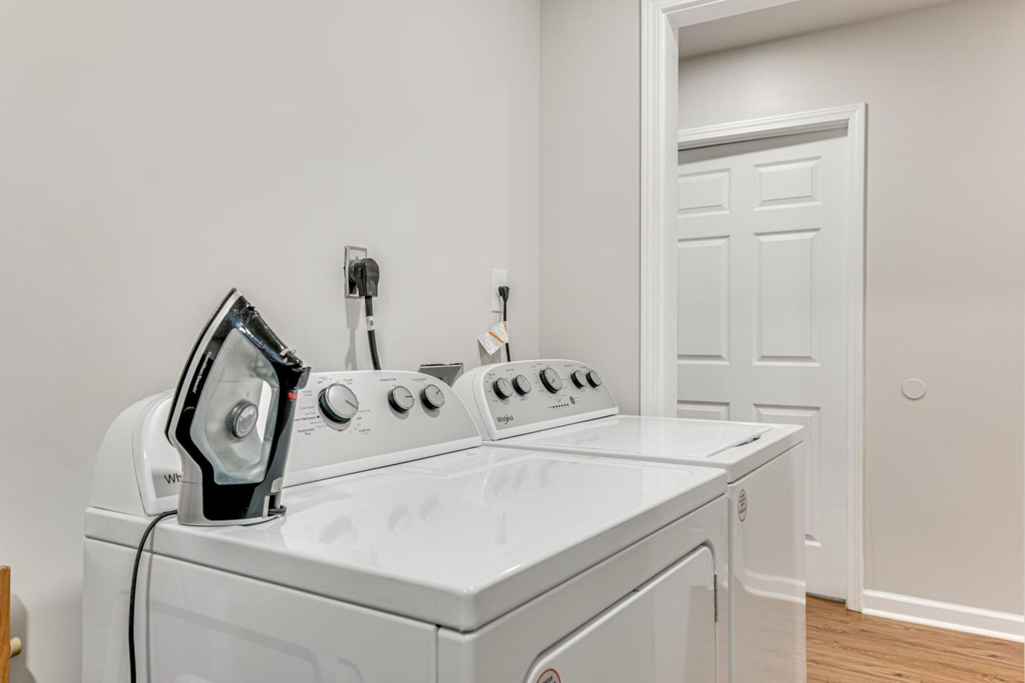 Charming With Yard About 7 Mi To Downtown!