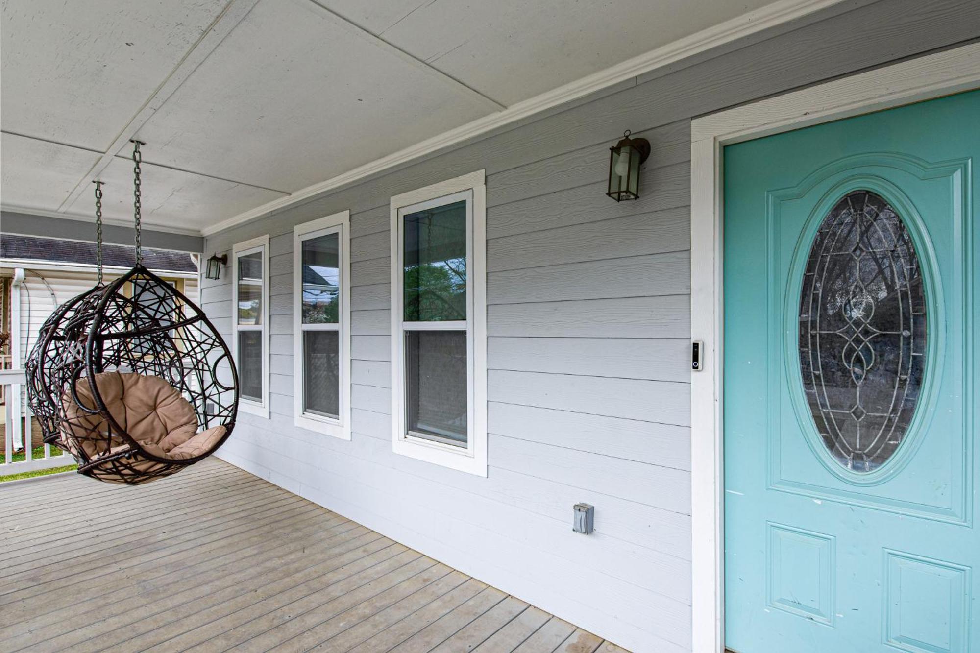 Holiday home Charming With Yard About 7 Mi To Downtown!