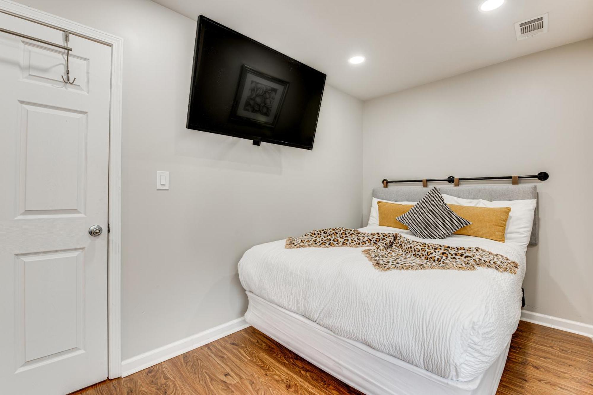 Charming With Yard About 7 Mi To Downtown!