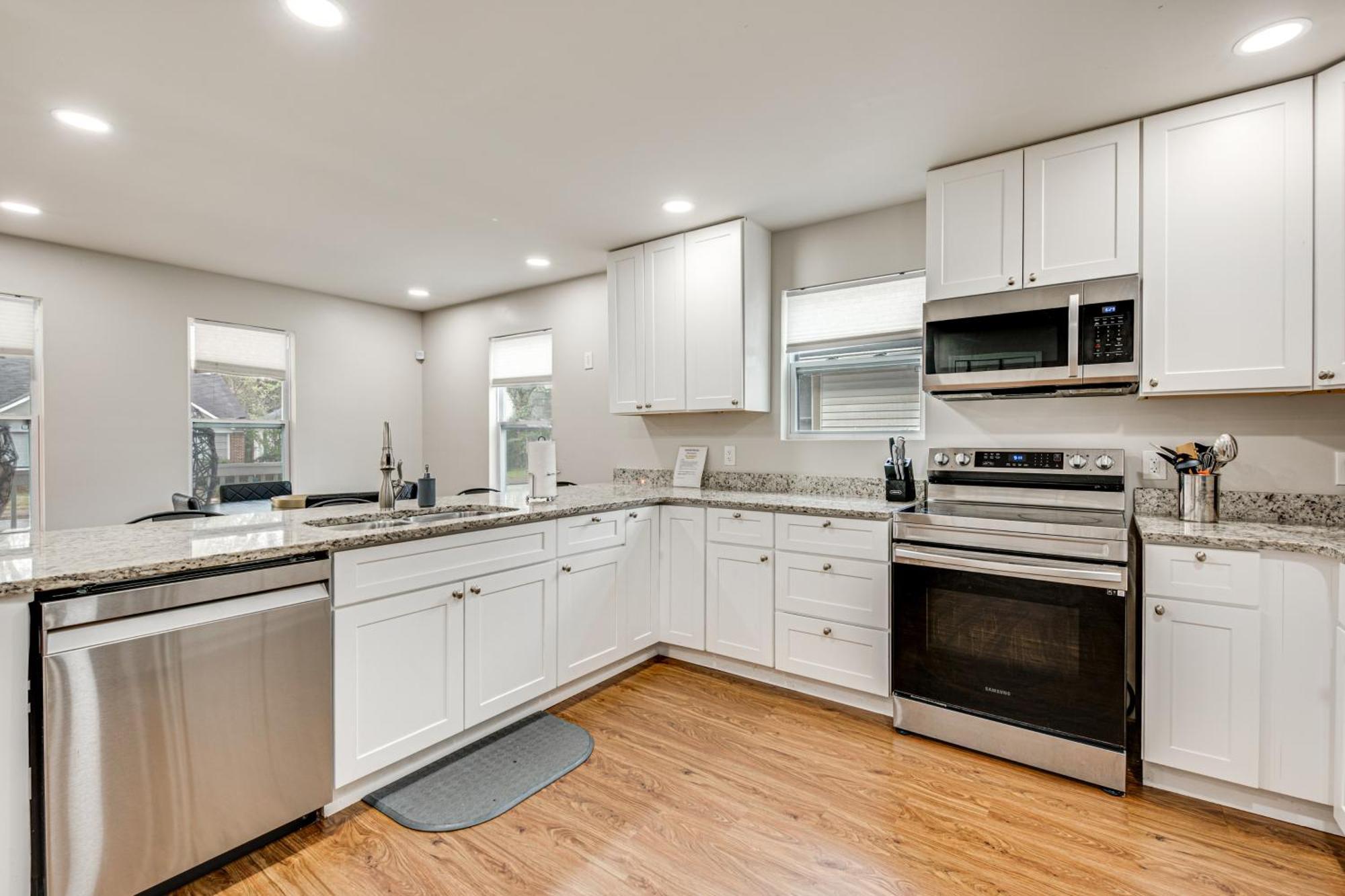 Charming With Yard About 7 Mi To Downtown!