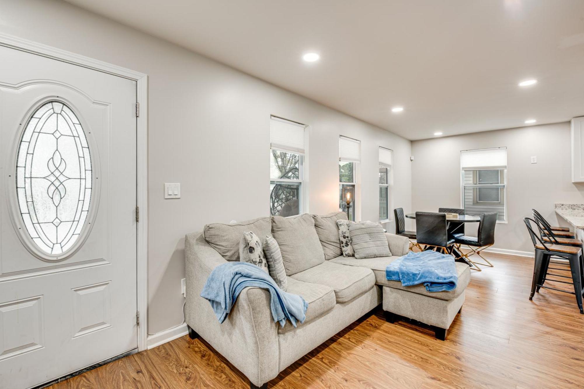 Charming With Yard About 7 Mi To Downtown!