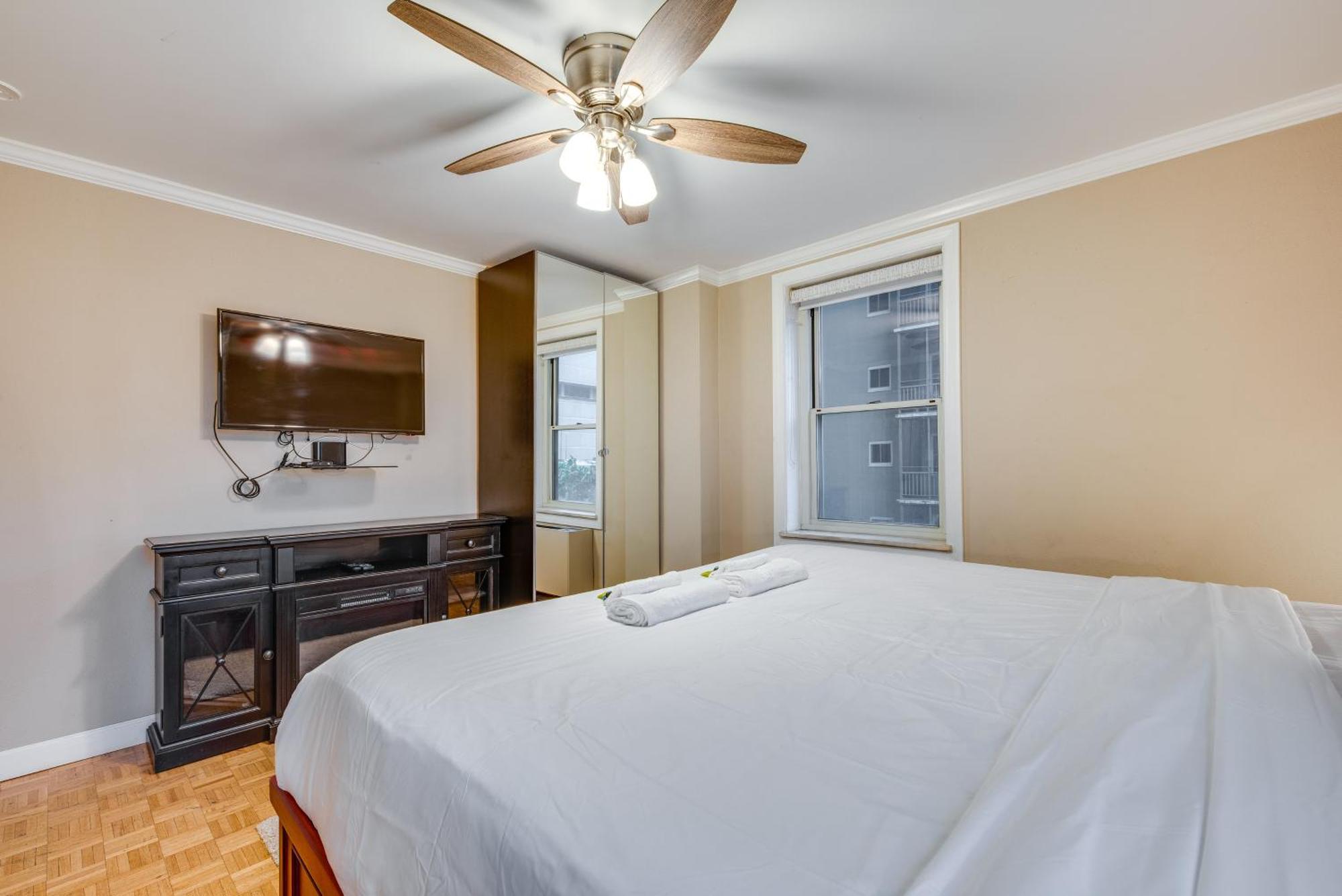 Downtown Balcony, Walkable Area Apartment