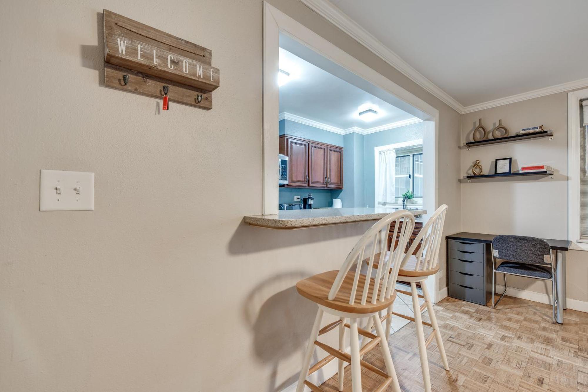 Apartment Downtown Balcony, Walkable Area
