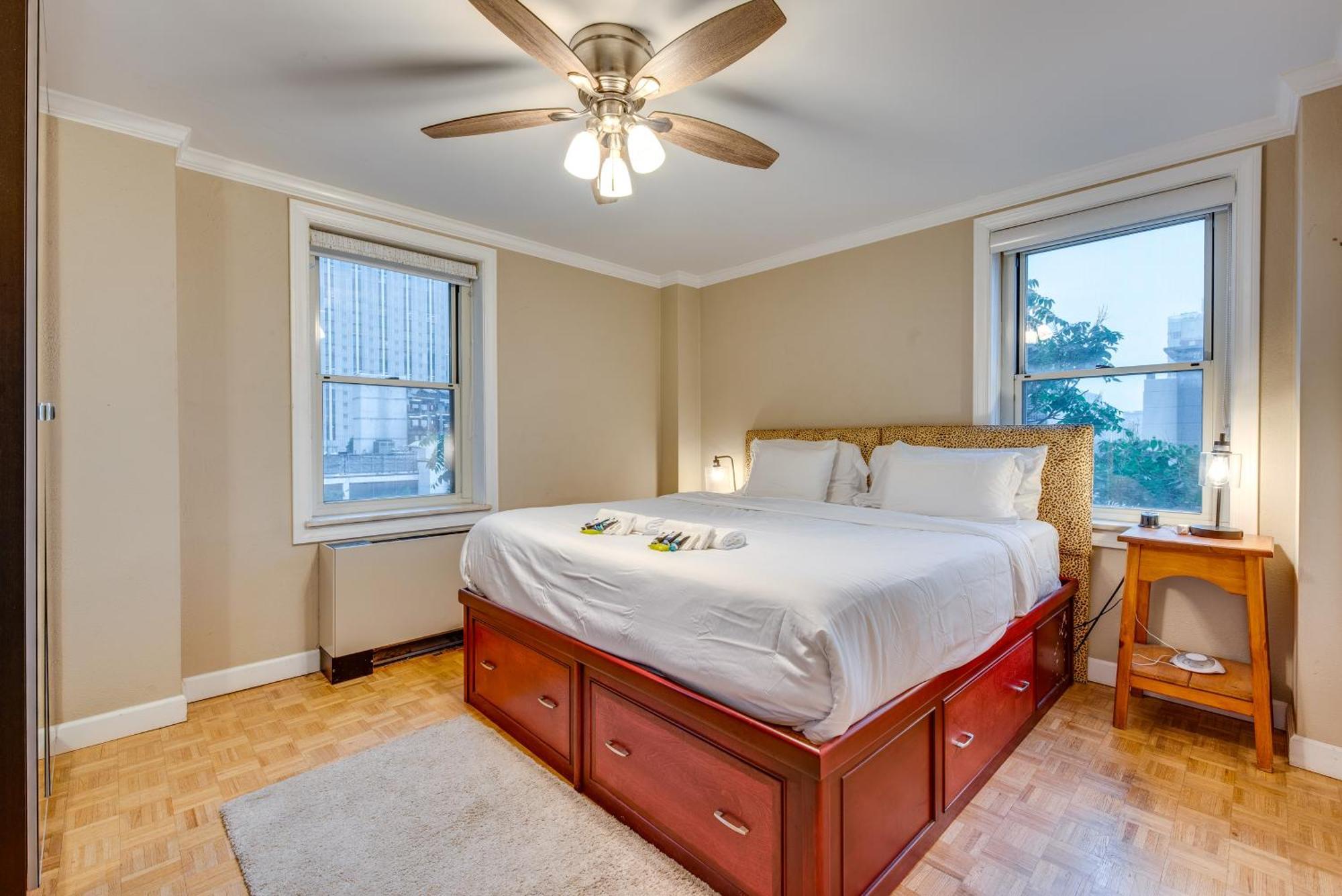 Downtown Balcony, Walkable Area Apartment *