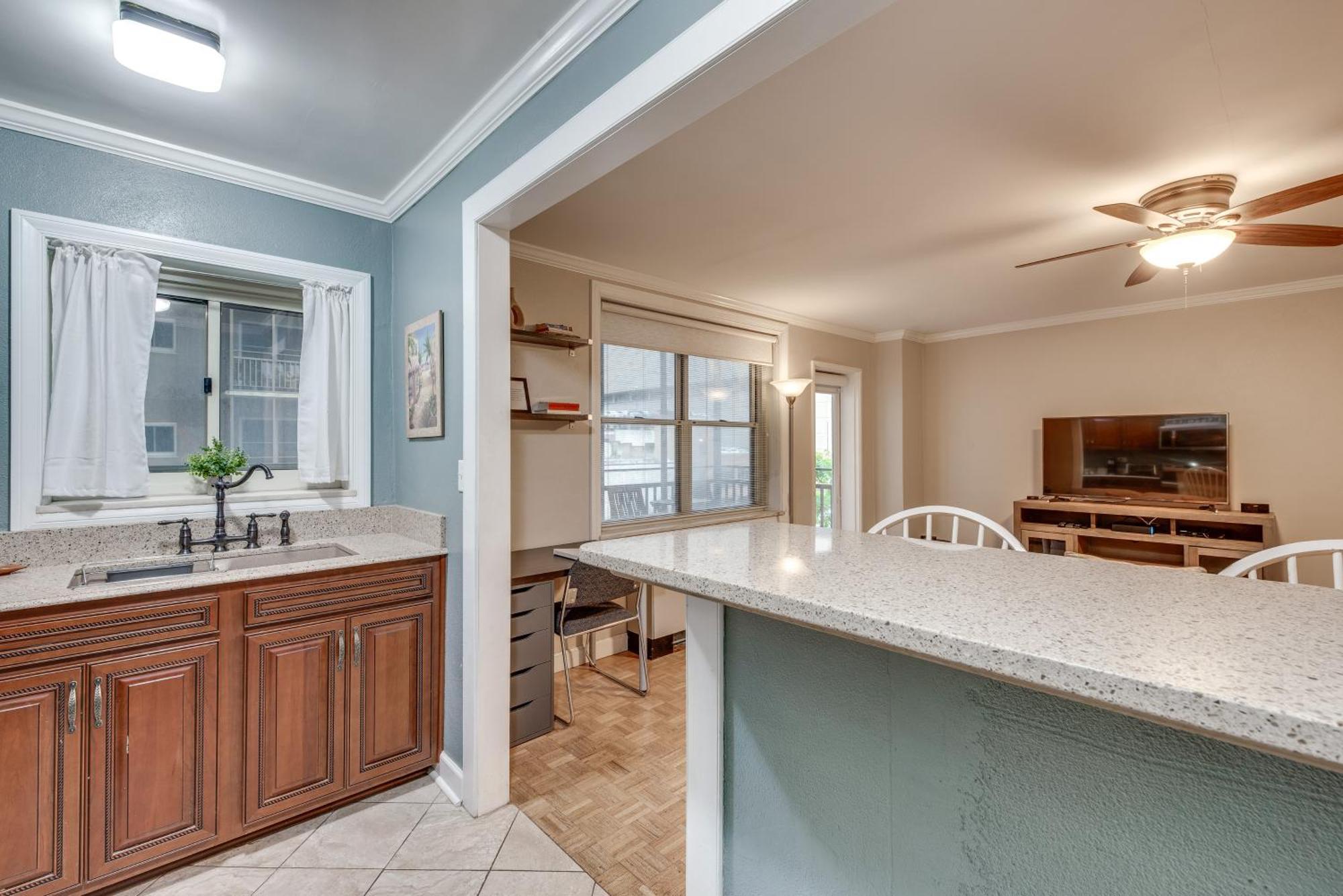 Downtown Balcony, Walkable Area Apartment *