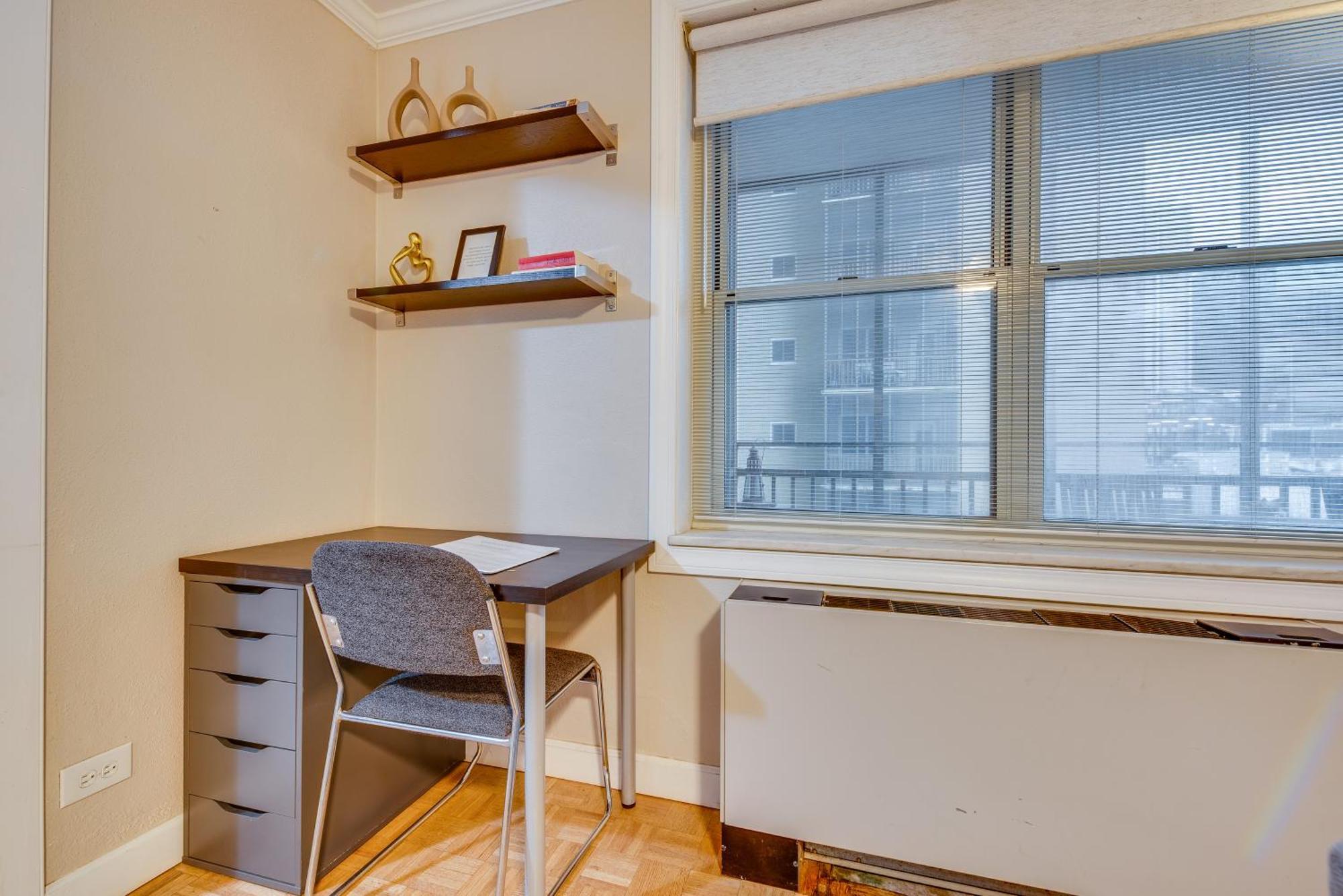 Apartment Downtown Balcony, Walkable Area