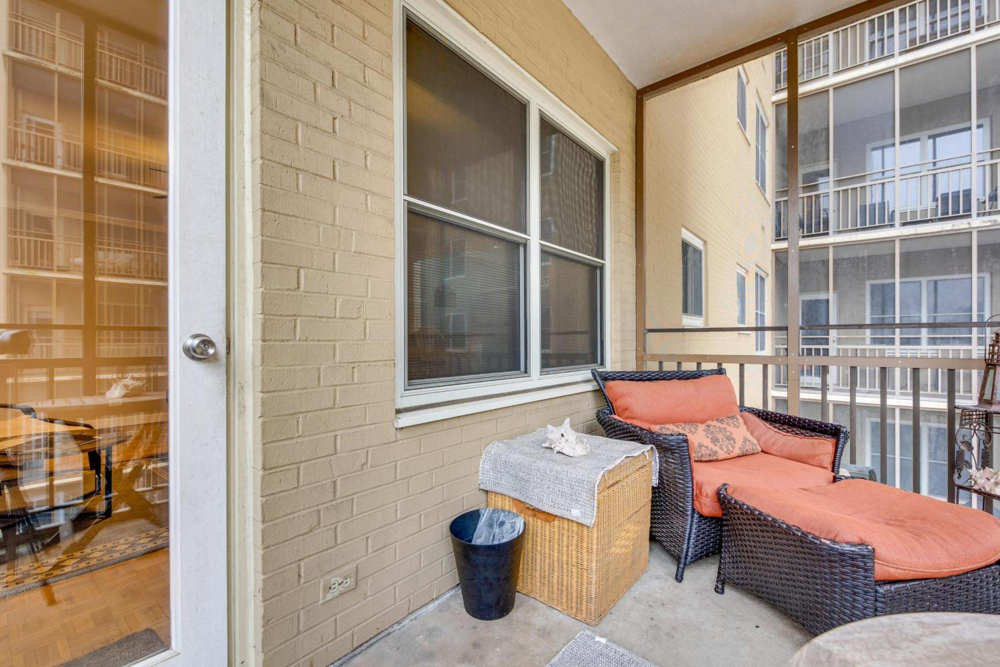 Downtown Balcony, Walkable Area Apartment