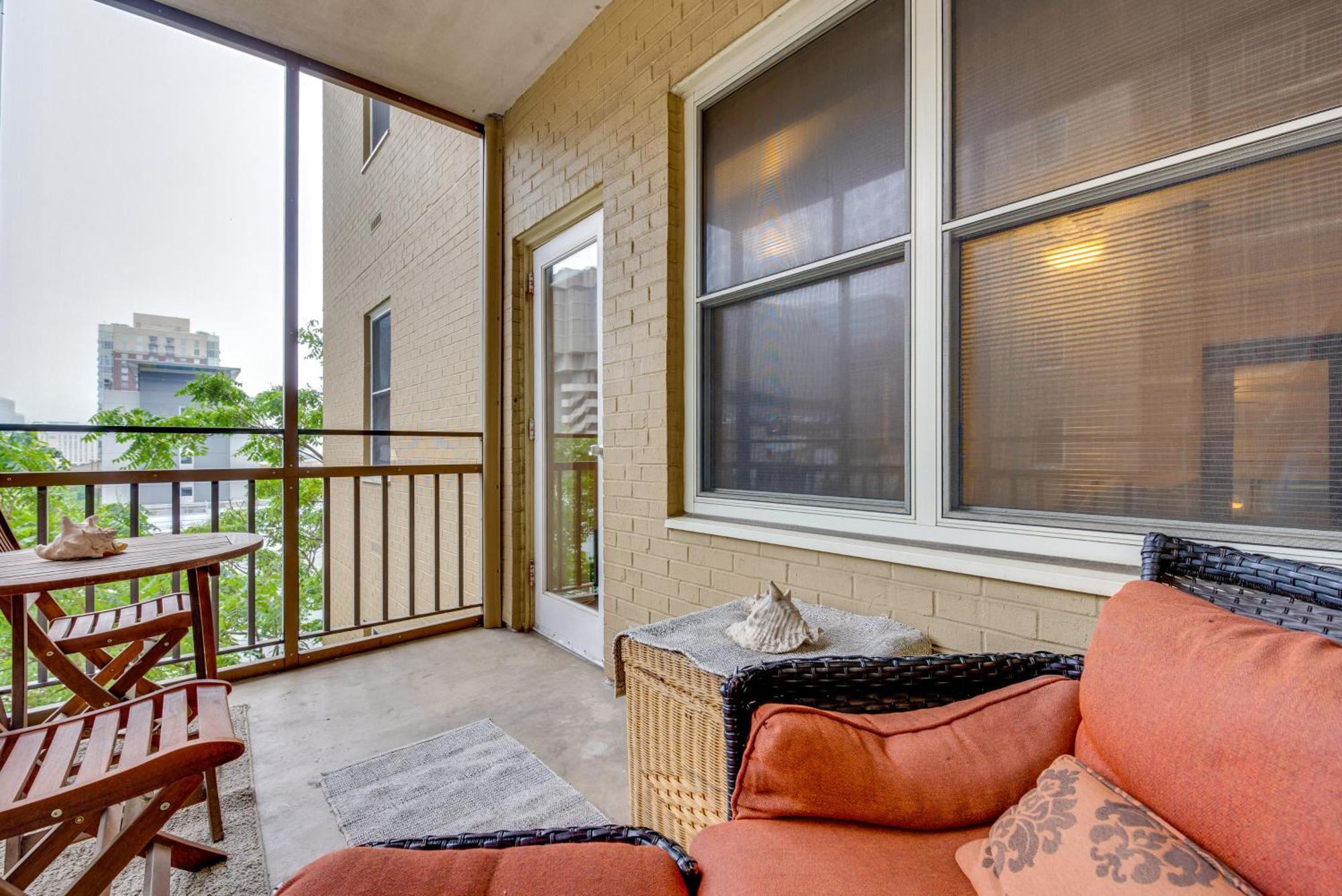 Downtown Balcony, Walkable Area Apartment Atlanta
