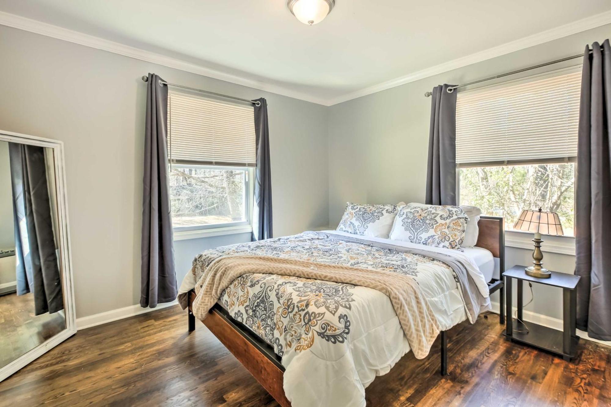 Inviting Vacation With Fire Pit! Holiday home Atlanta