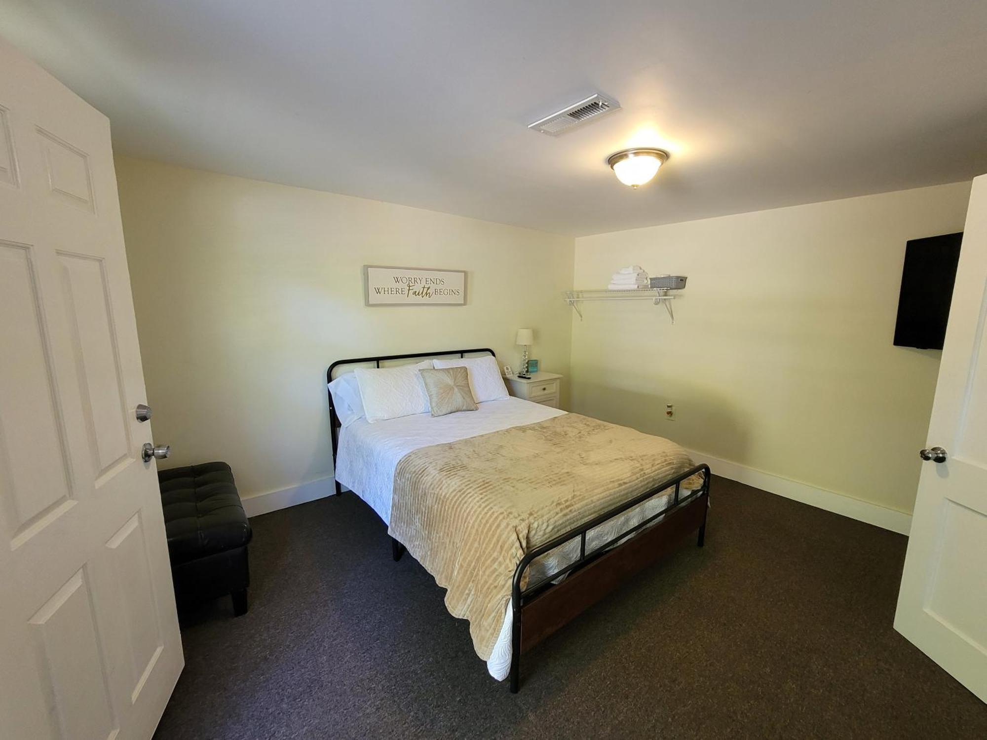Relaxing, Comfortable, Private Bedroom Guest house *