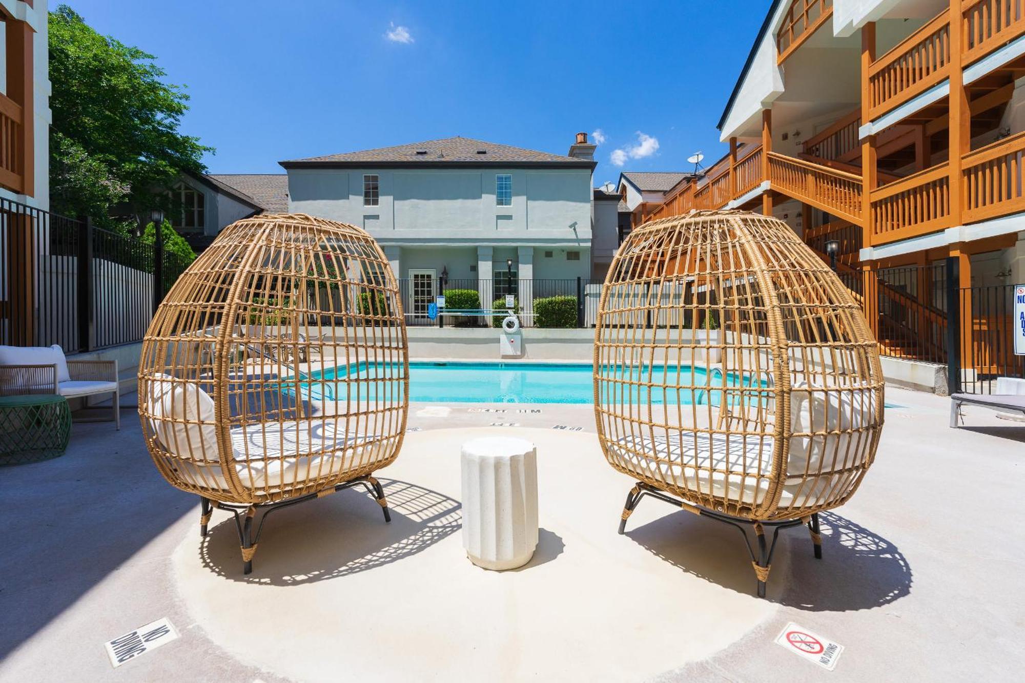 Apartment Stylish Buckhead Condo: Your Urban Getaway In *