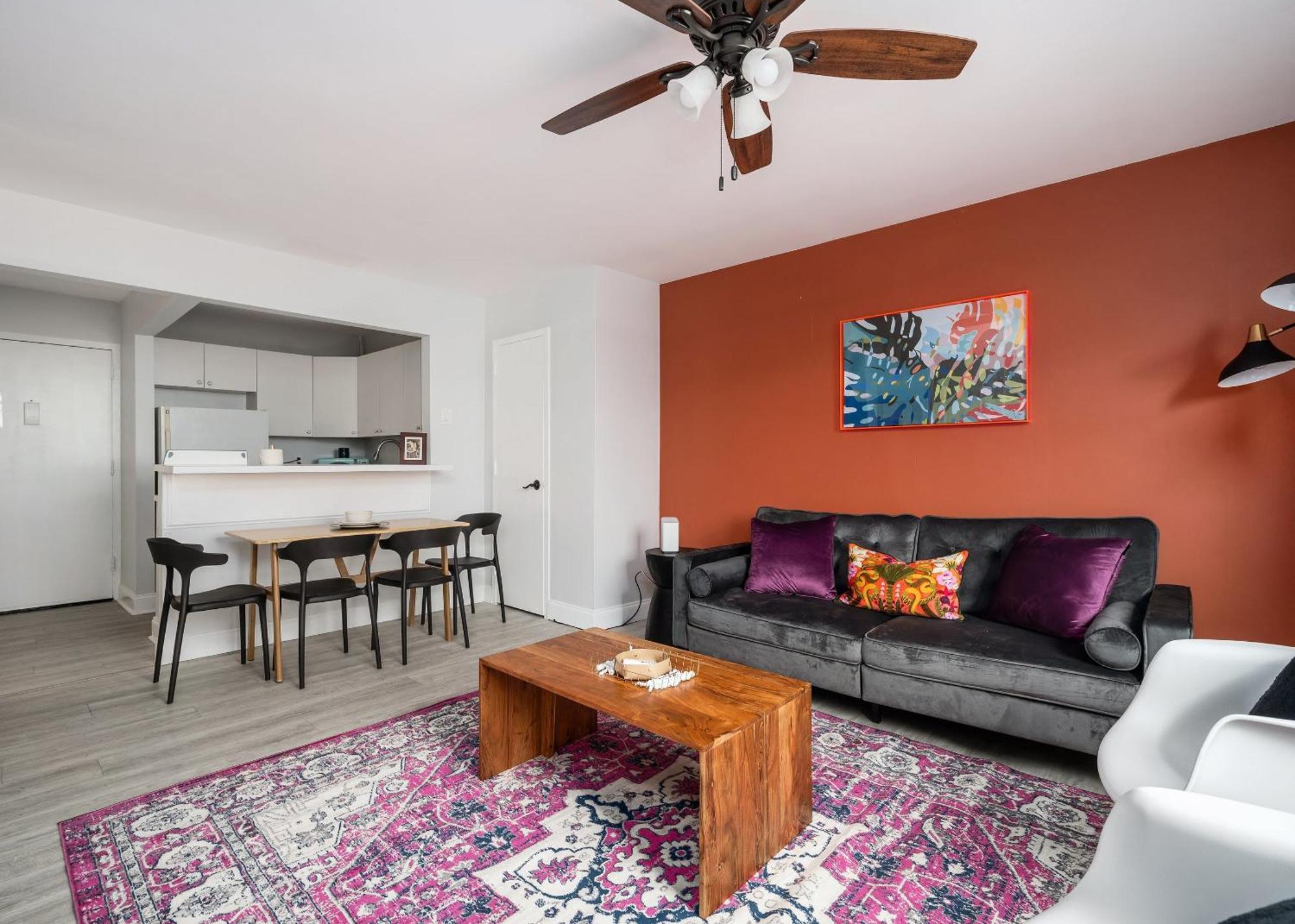 Renovated 2 Bedroom Free Parking Lm1105