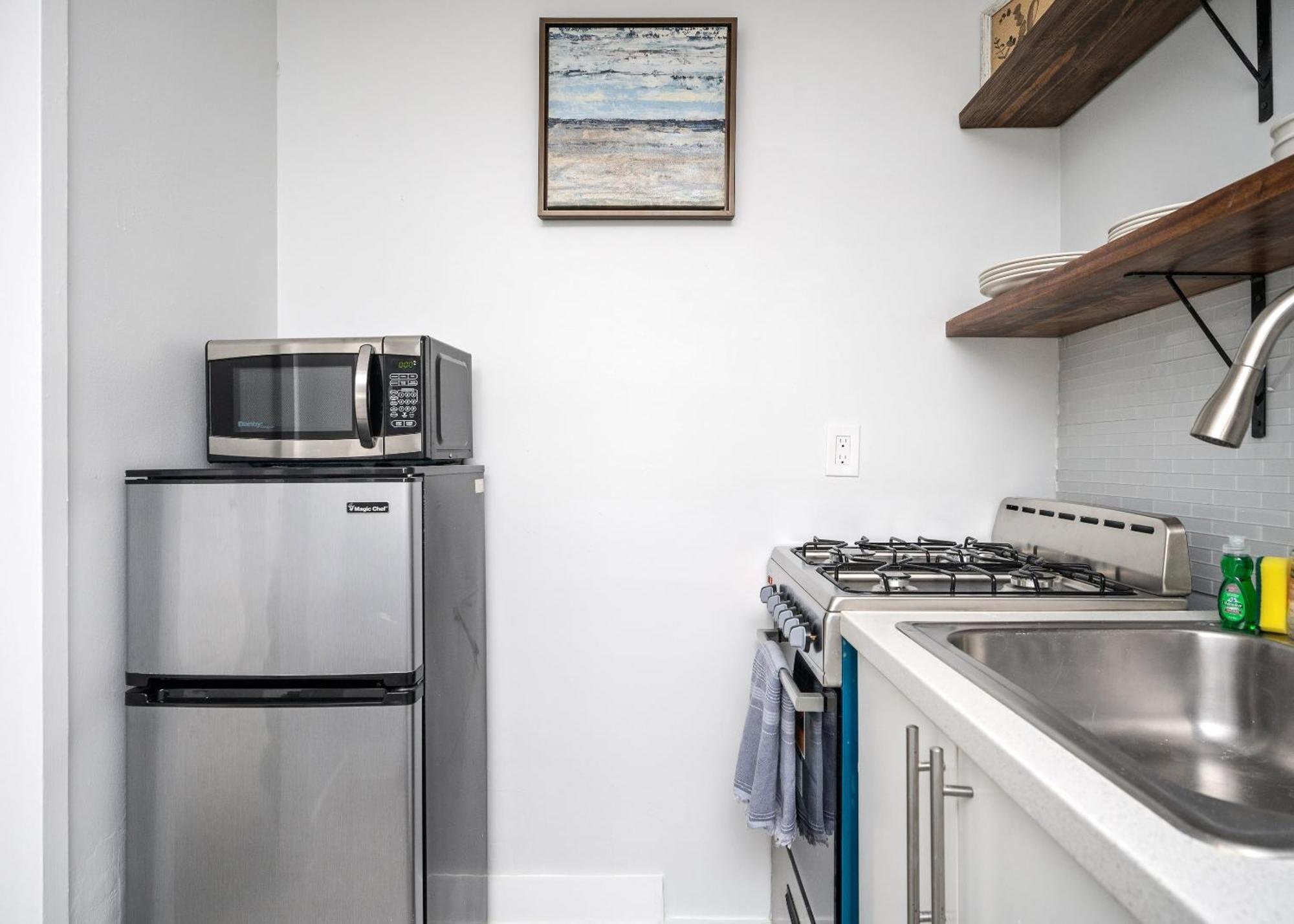 Renovated 2 Bedroom Free Parking Lm1405 *