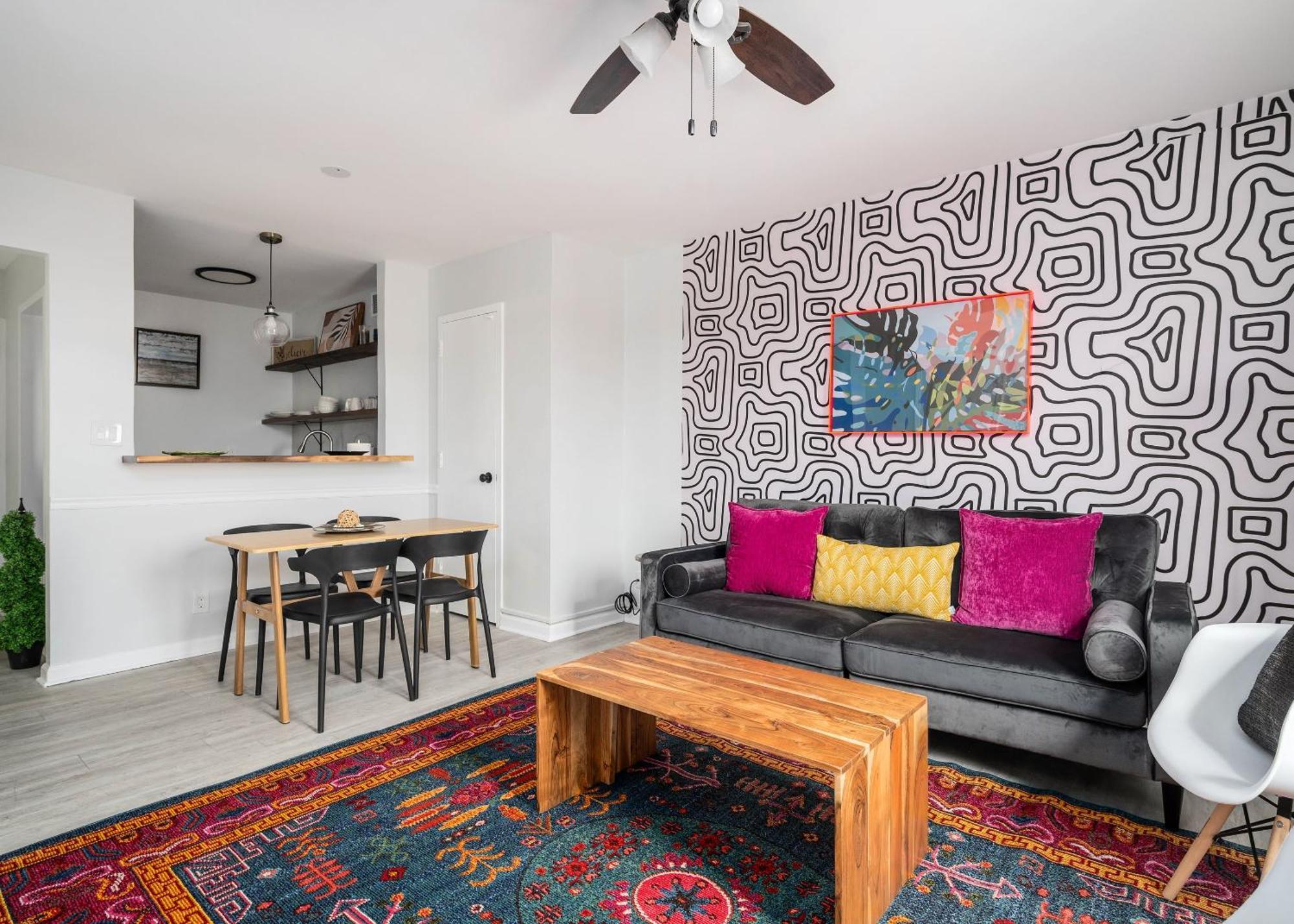 Renovated 2 Bedroom Free Parking Lm1405