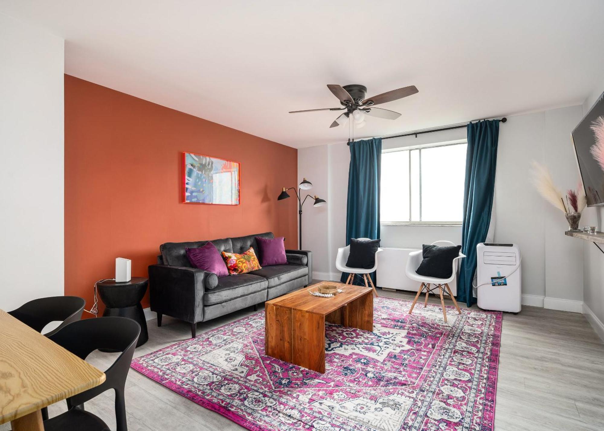 Renovated 2 Bedroom Free Parking Lm1105