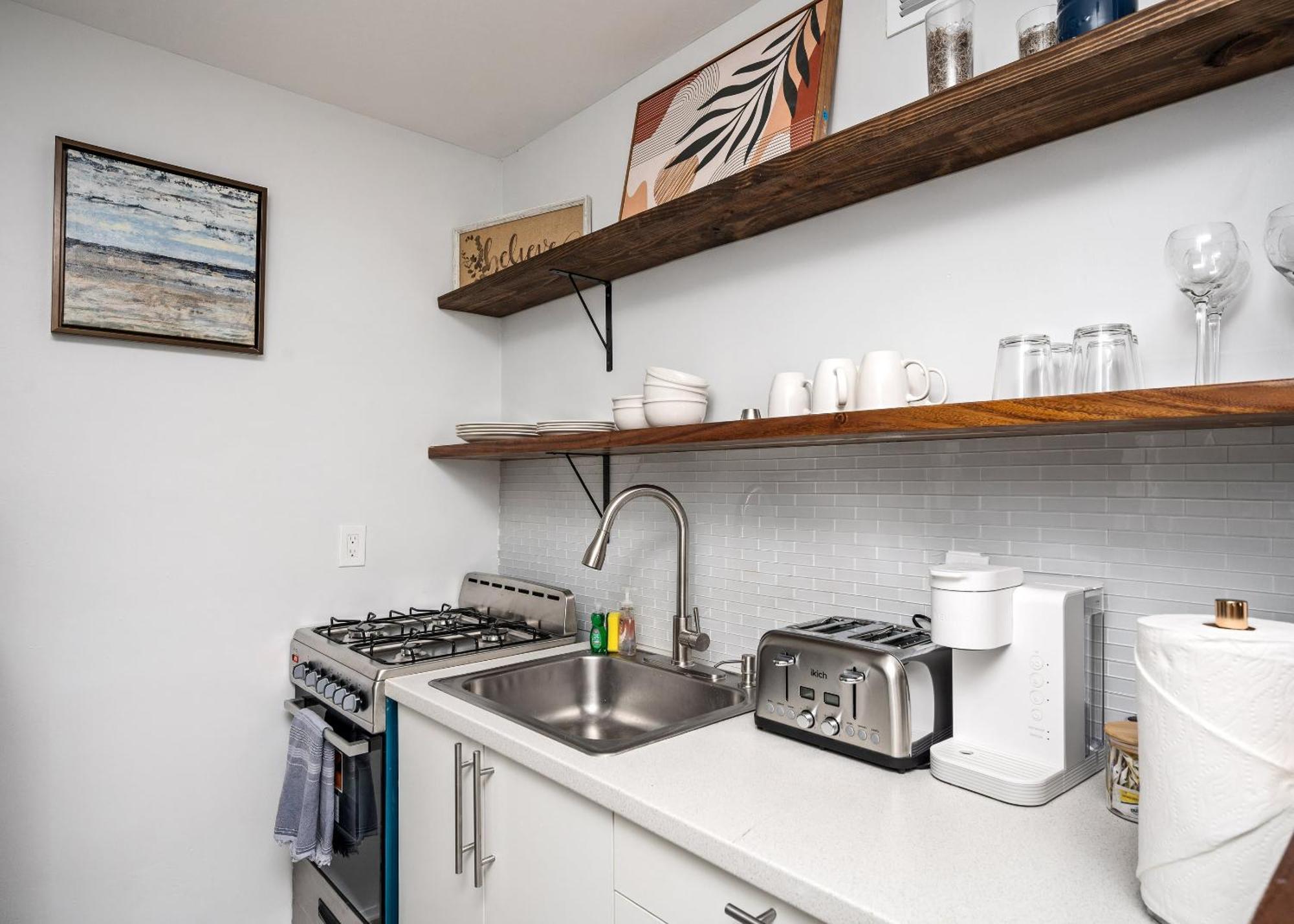 Renovated 2 Bedroom Free Parking Lm1405 *