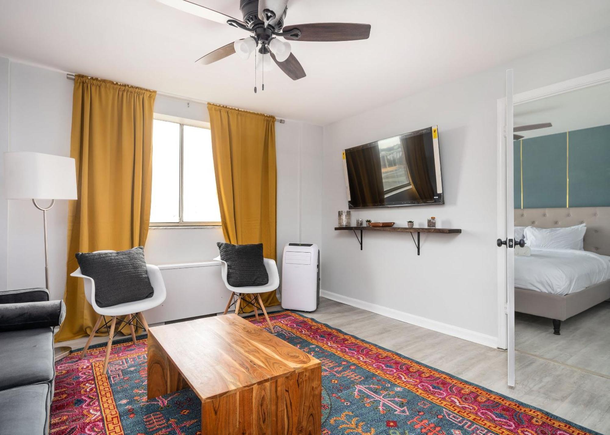Renovated 2 Bedroom Free Parking Lm1405 Holiday home