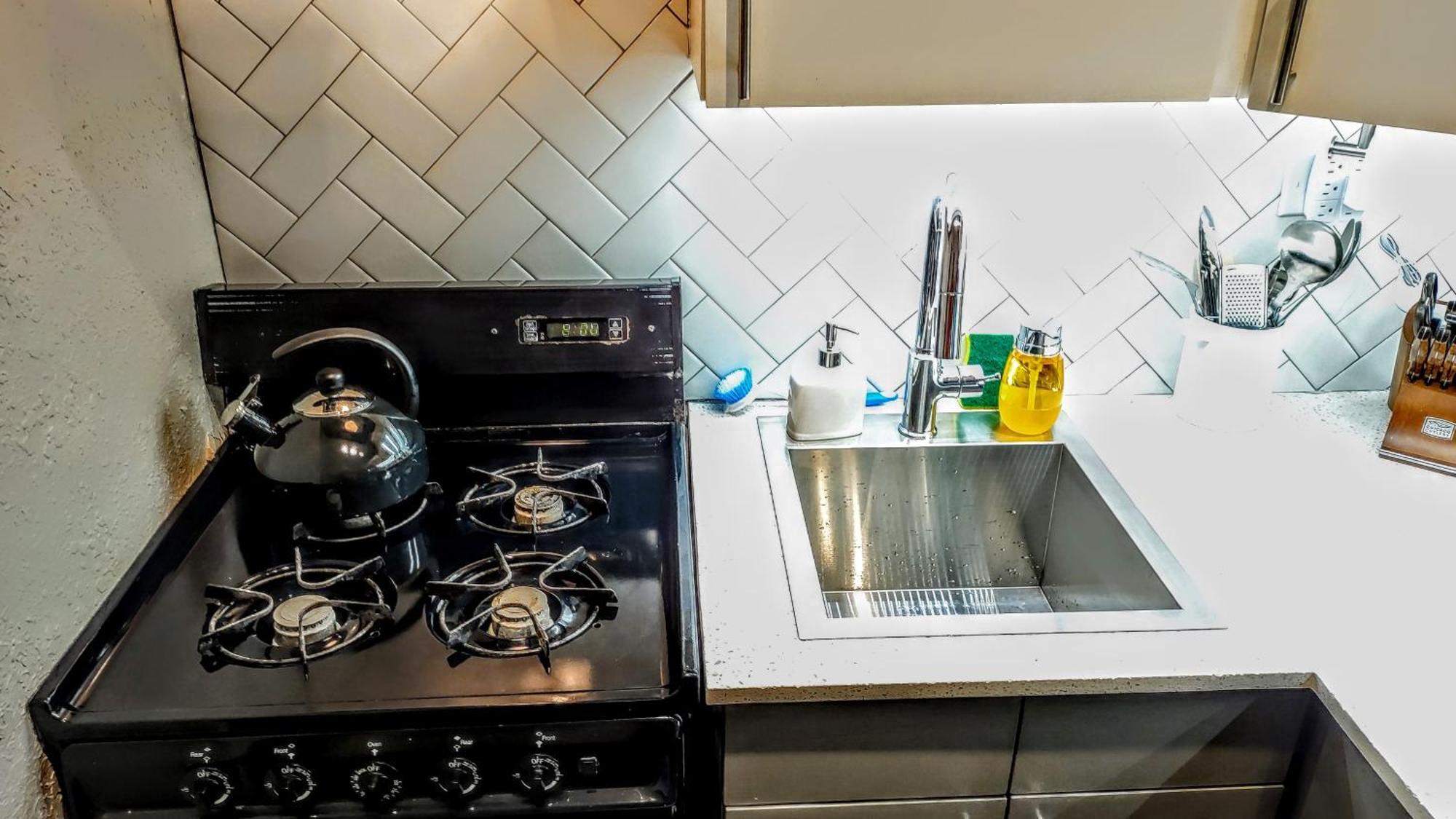 Corner Overlooking Fox, Walkable, Park Free *