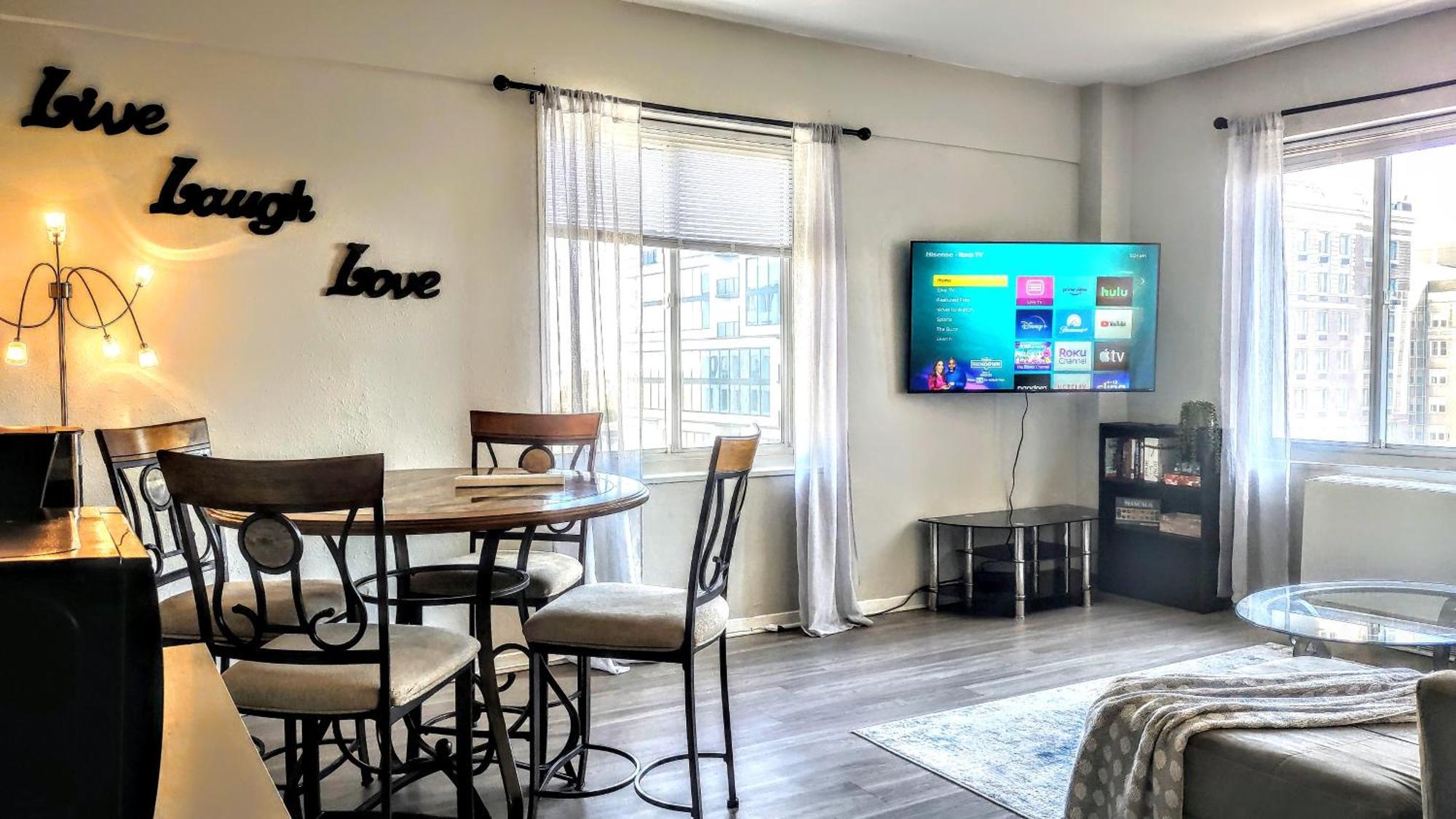 Corner Overlooking Fox, Walkable, Park Free Apartment