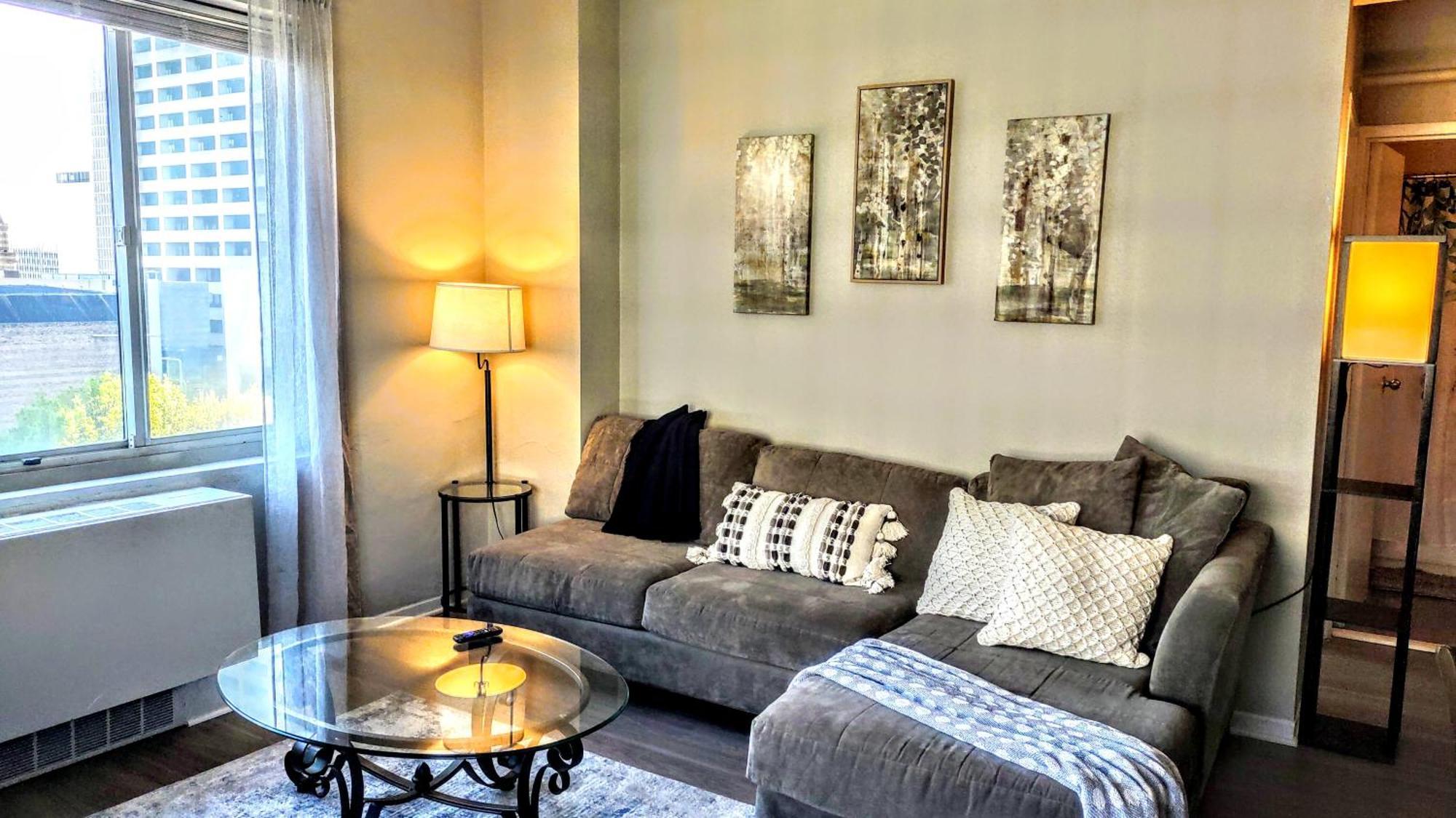 Apartment Corner Overlooking Fox, Walkable, Park Free