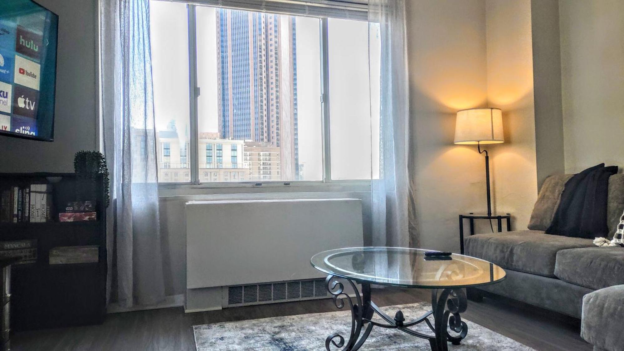Apartment Corner Overlooking Fox, Walkable, Park Free