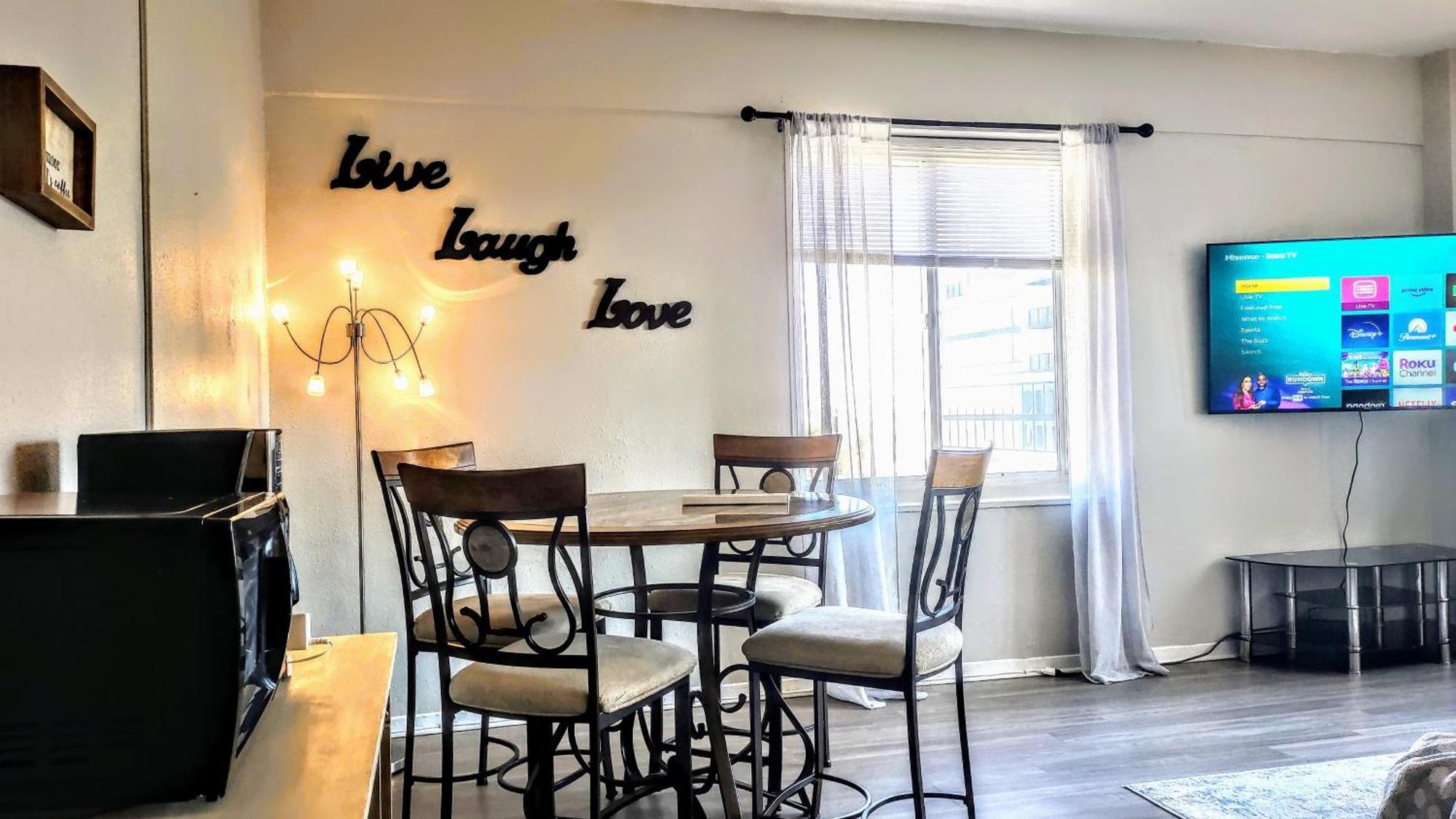 Corner Overlooking Fox, Walkable, Park Free *
