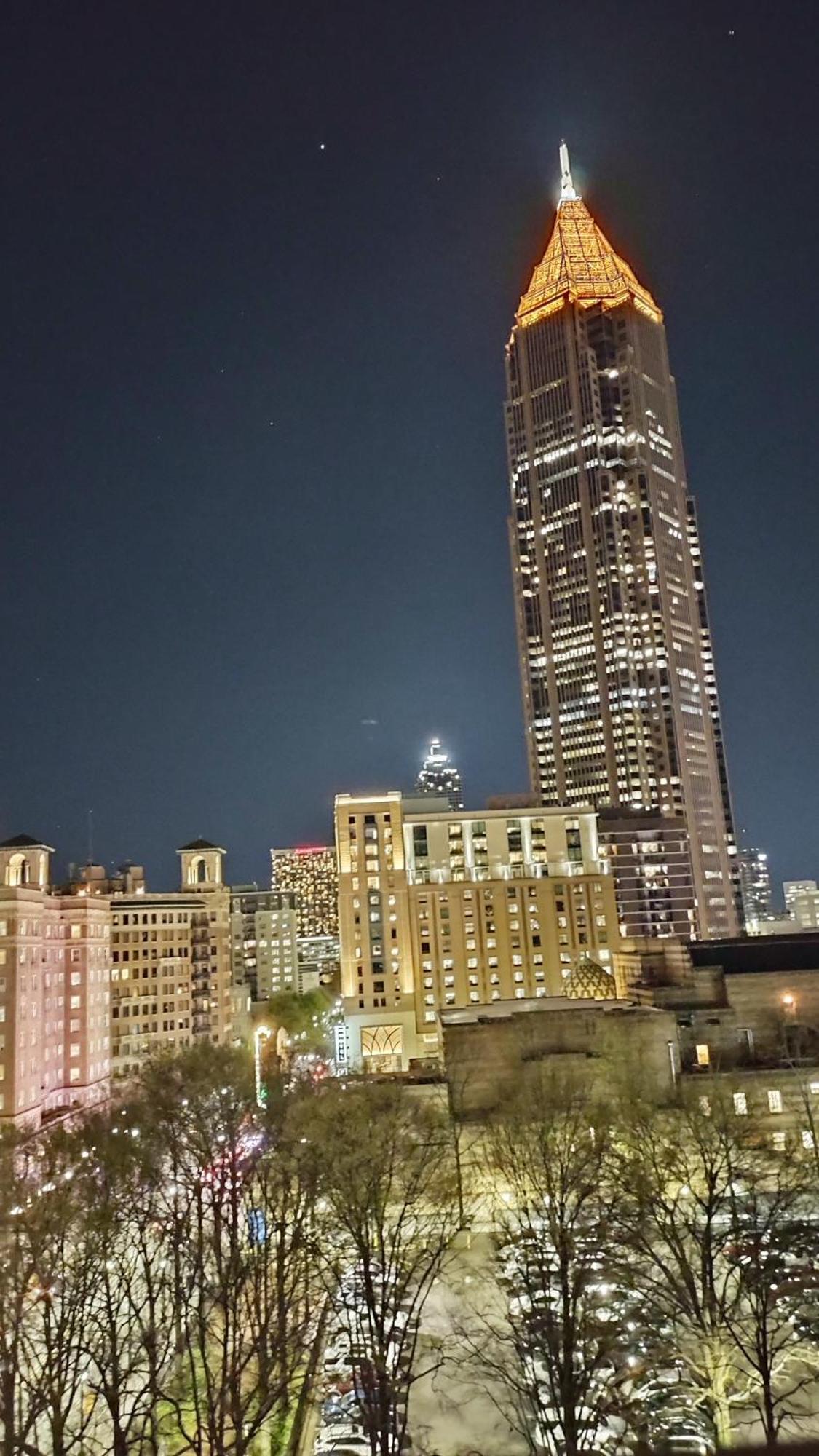 Apartment Corner Overlooking Fox, Walkable, Park Free