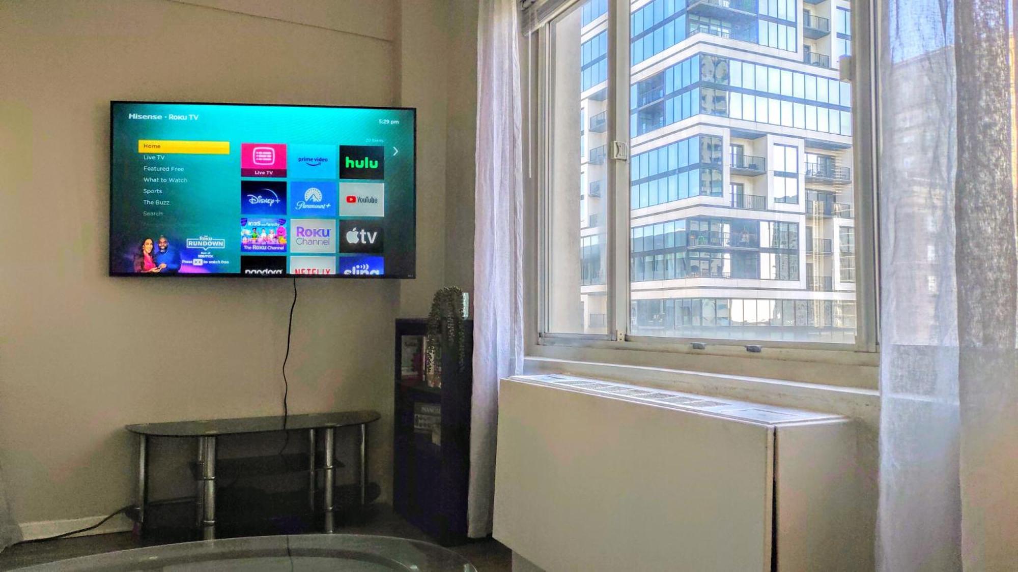 Corner Overlooking Fox, Walkable, Park Free Apartment *