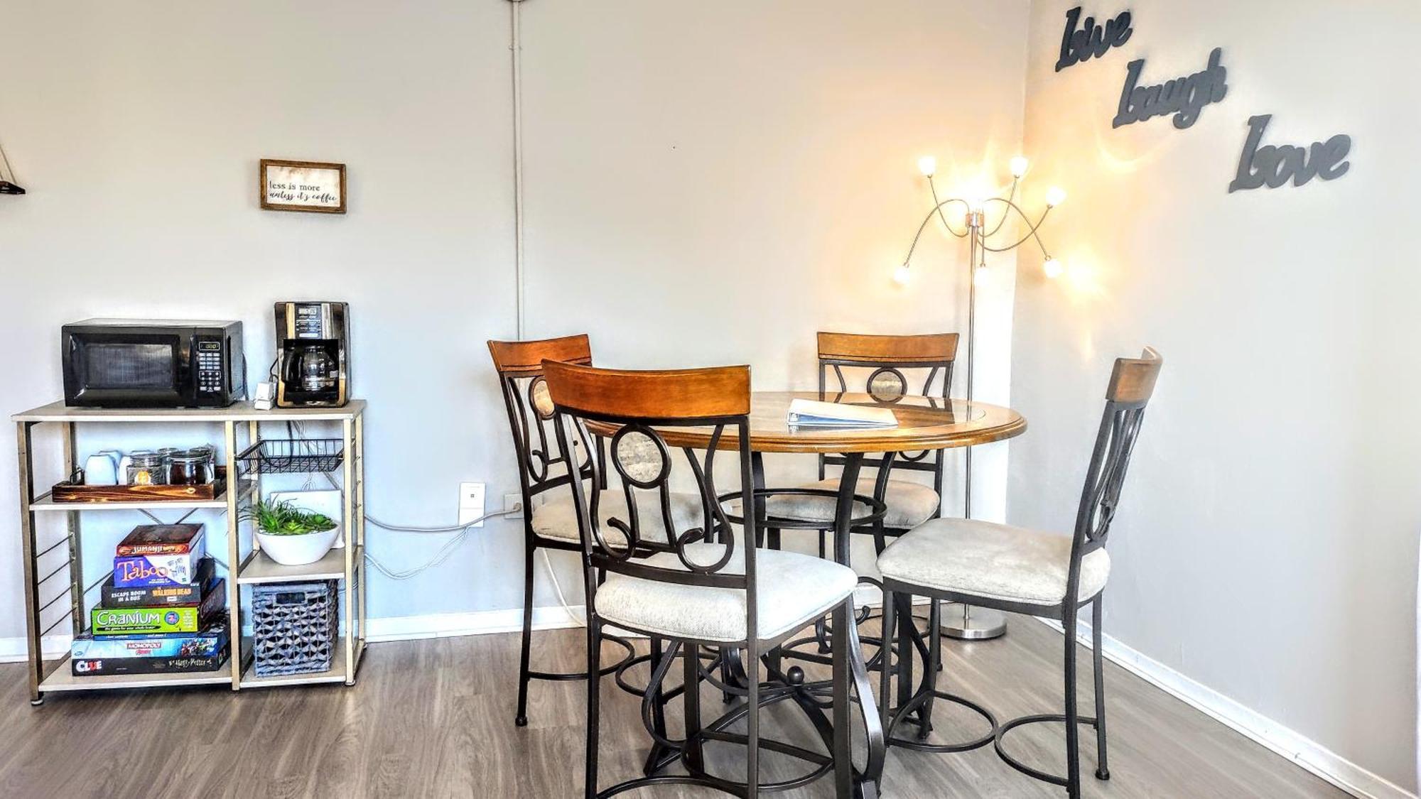 Corner Overlooking Fox, Walkable, Park Free Apartment
