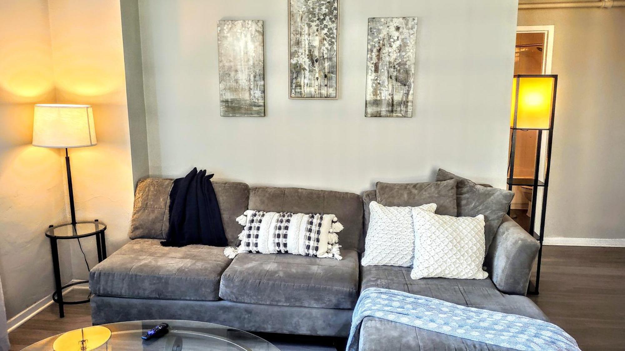 Apartment Corner Overlooking Fox, Walkable, Park Free *