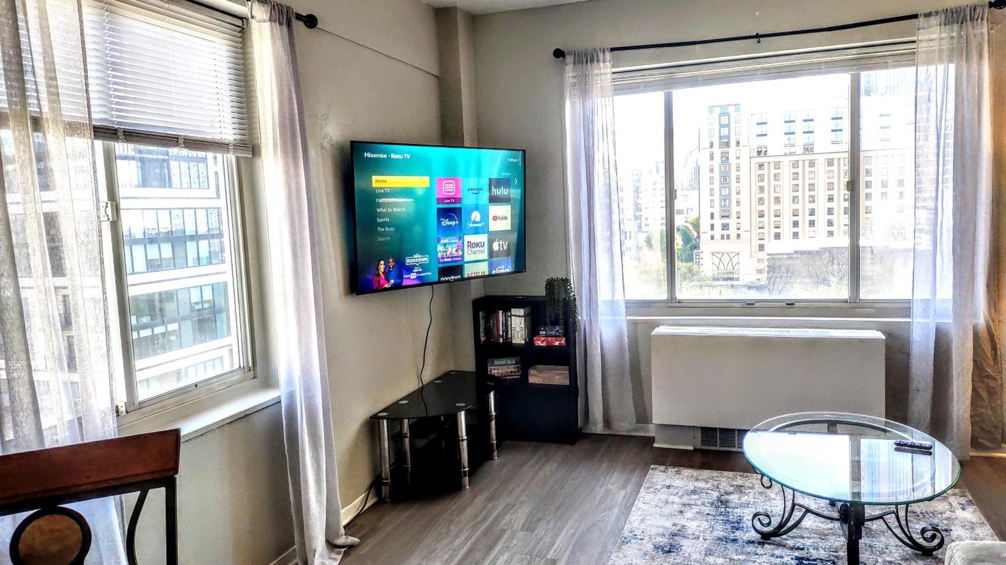 Corner Overlooking Fox, Walkable, Park Free Apartment *