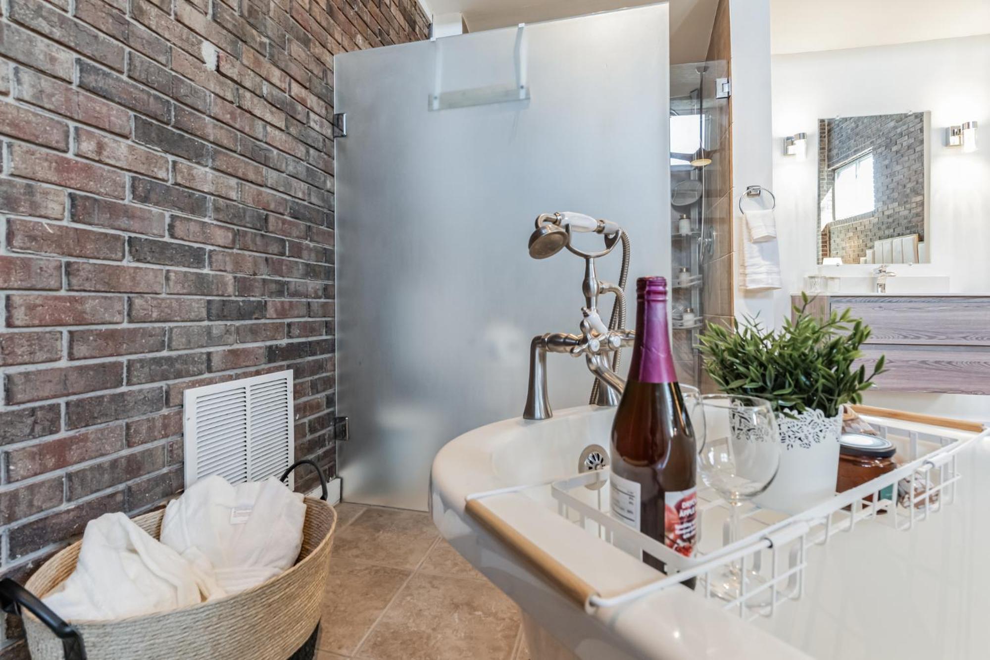 Holiday home Beltline Beauty Mins To Benz Stadium, Game