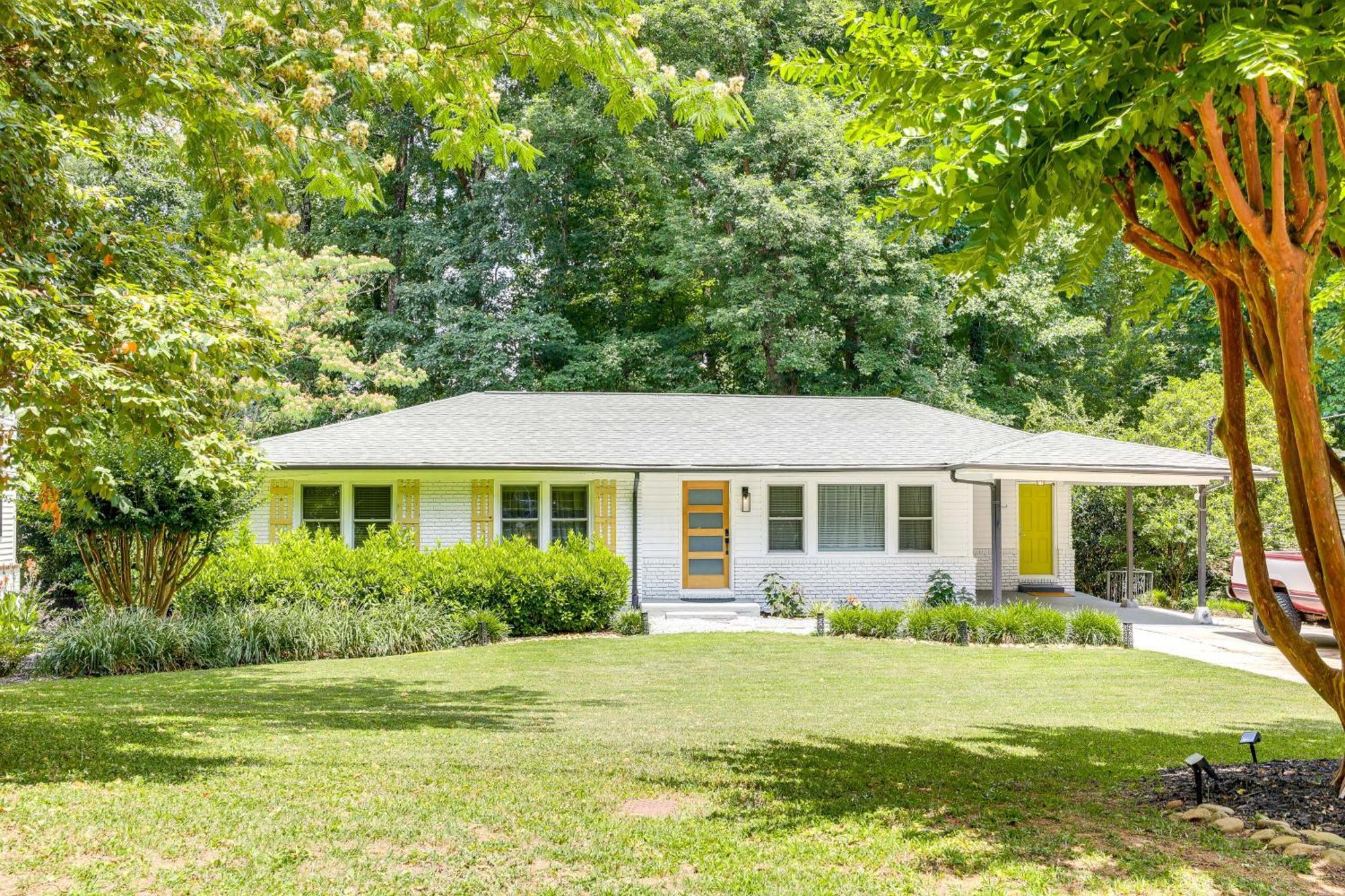 Holiday home Charming Chamblee With Fireplace Near Hospitals Atlanta