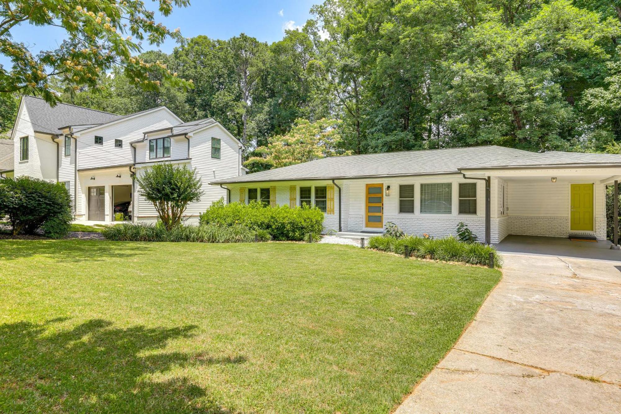 Charming Chamblee With Fireplace Near Hospitals Holiday home